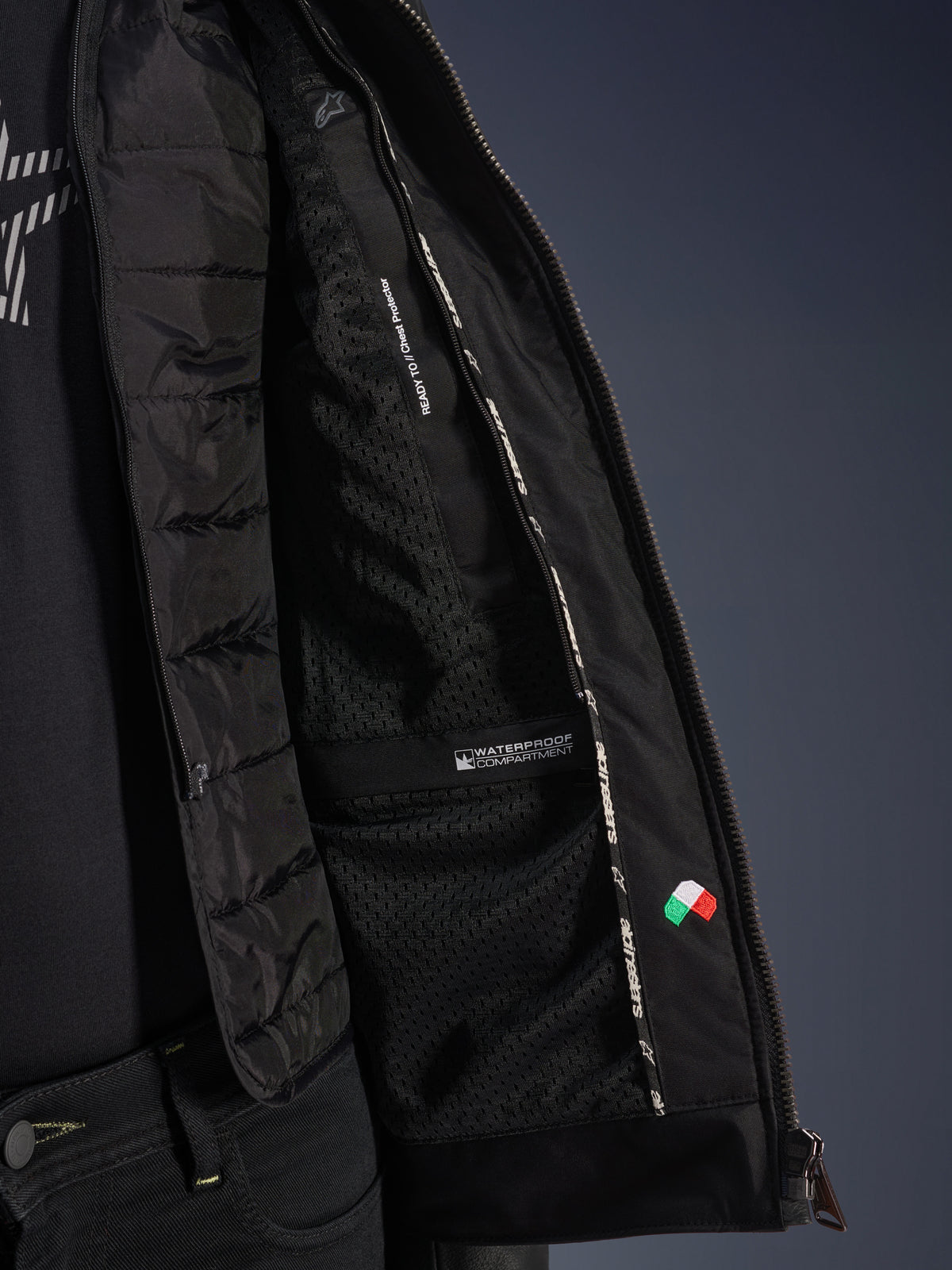 Alpinestars Blacktrack Lederjacke, schwarze Motorradjacke Innenansicht mit gesteppter Thermoweste und wasserdichtem Fach.