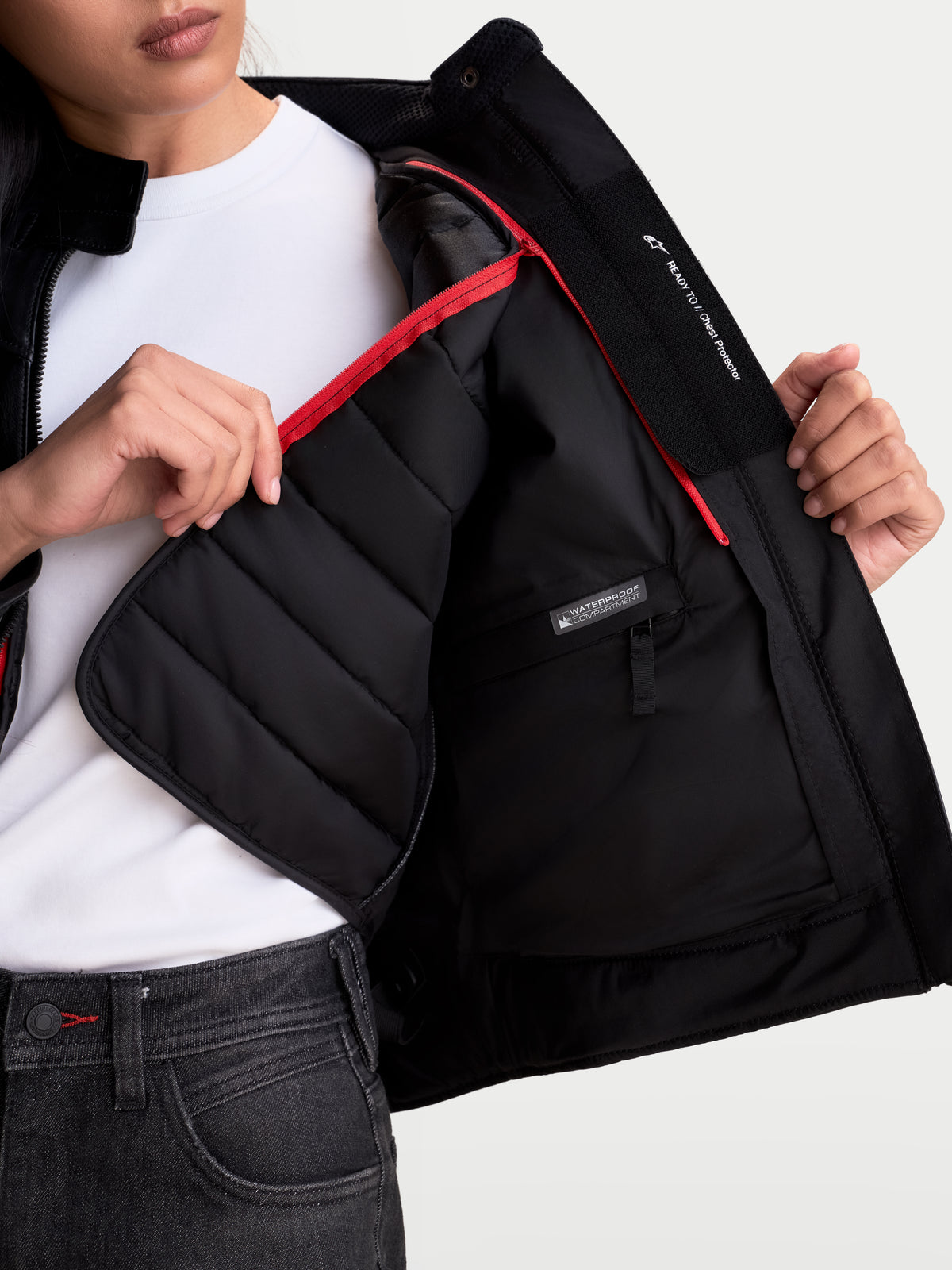 Alpinestars Revea Damen Lederjacke, urbane Motorrad-Lederjacke für Damen, Schwarz, Nahaufnahme der herausnehmbaren Thermoweste und des wasserdichten Innenfachs, an einem Model getragen
