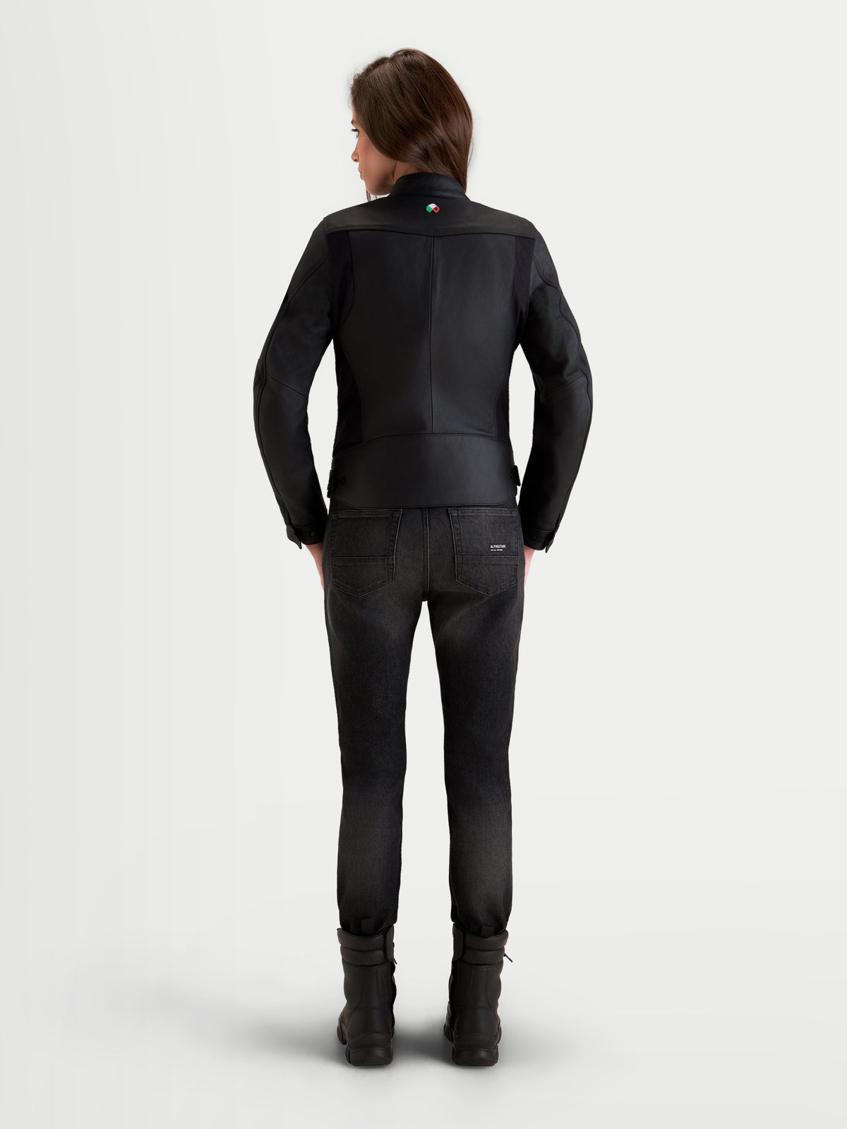 Alpinestars Stella Maver X Lederjacke, Damen-Motorradlederjacke in Schwarz, Rückansicht an einem Model mit hochwertiger Rindsleder-Konstruktion und taillierter Passform