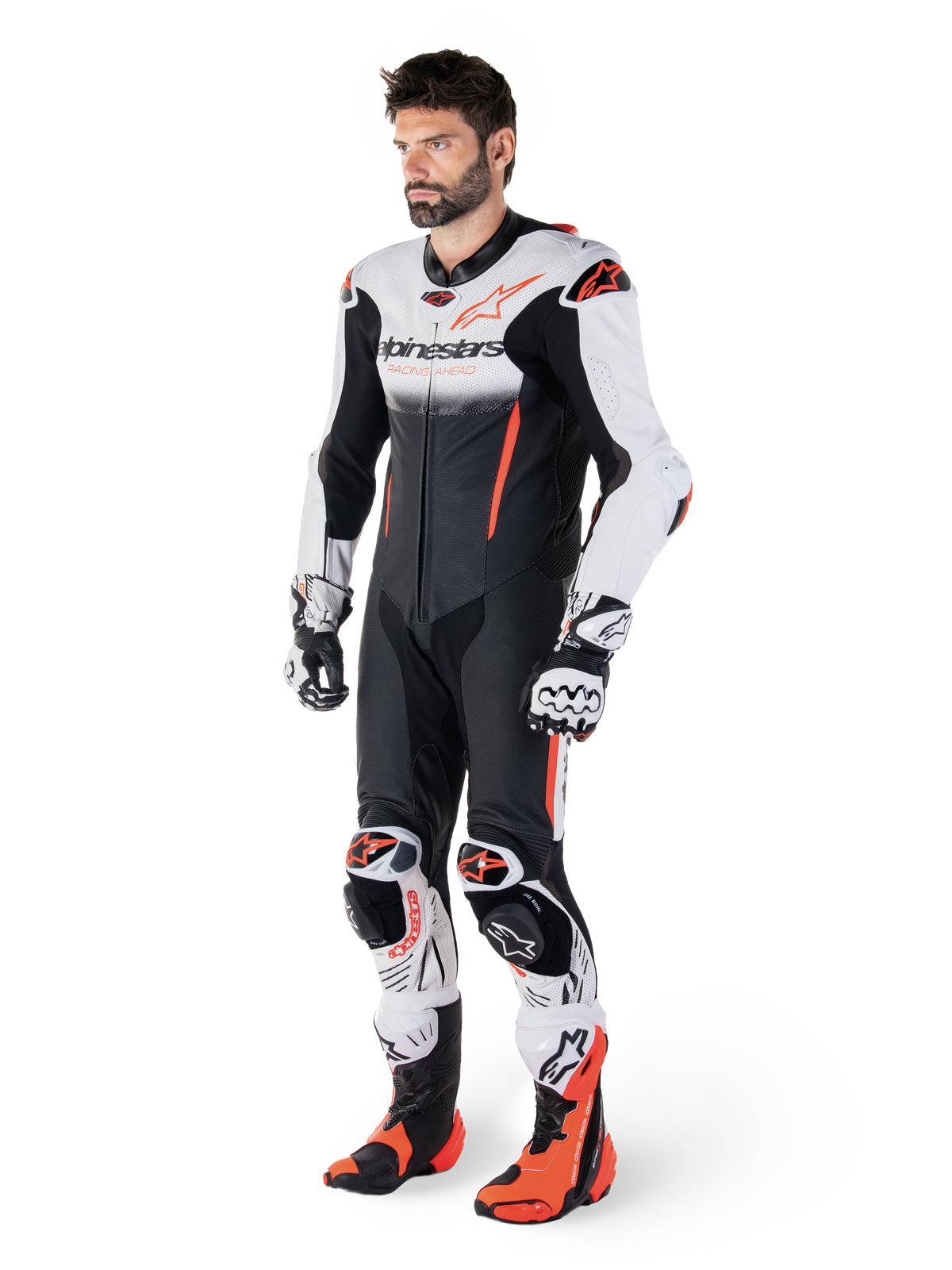 Alpinestars GP-R7 Lederkombi 1-Teiliger, Motorrad Rennanzug für Herren, Schwarz und Weiß, CE-zertifiziert AAA, Tech-Air Ready, getragen von einem Model mit Handschuhen und Stiefeln