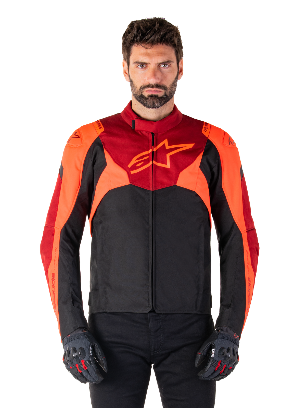 Alpinestars T-Jaws V4 Wasserdichte Jacke, Sport-Textil-Motorradjacke, Schwarz mit Red Fluo und dunkelroten Akzenten, getragen von einem männlichen Model mit passenden Handschuhen, technische Fahrerausrüstung mit markantem Stern-Logo auf der Brust.