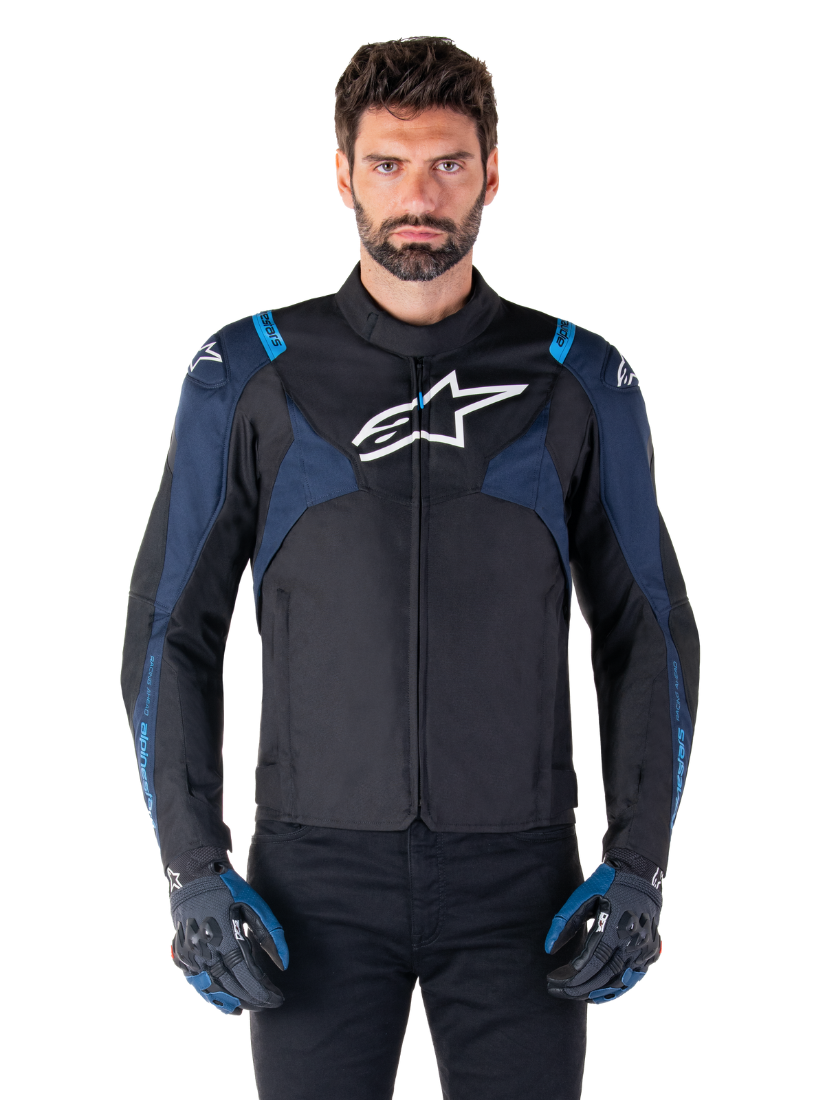 Alpinestars T-Jaws V4 Wasserdichte Jacke, Motorradjacke, Schwarz und Dunkelblau mit Blithe Blue Akzenten, weißes Logo auf der Brust, blauer Schriftzug auf den Schultern, getragen mit passenden Handschuhen, wasserdichte Textil-Fahrausrüstung