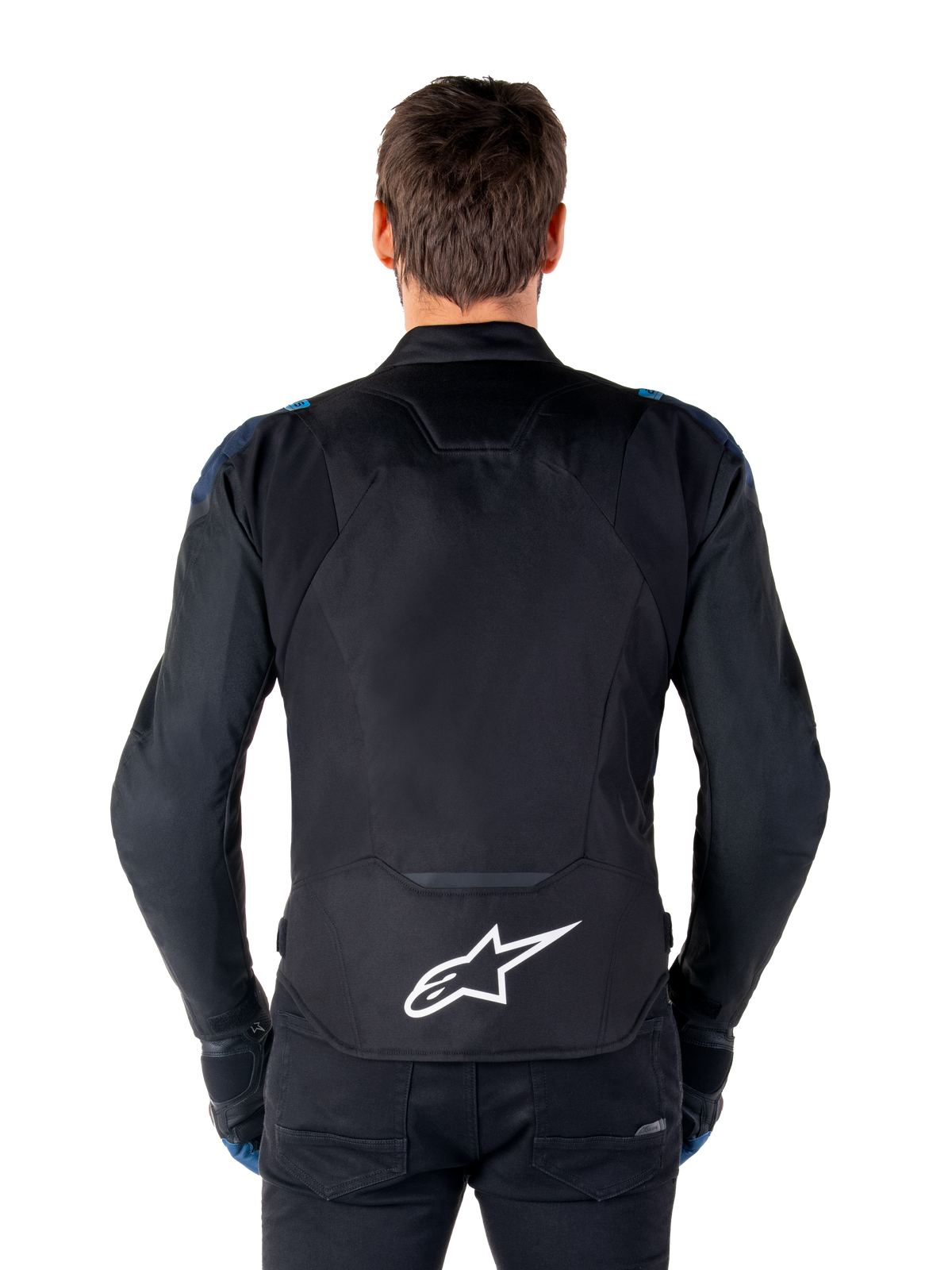 Alpinestars T-Jaws V4 Wasserdichte Jacke, Motorradjacke, Schwarz, Dunkelblau und Blithe Blau, Rückansicht an einem Modell, mit großem weißen Alpinestars-Logo am unteren Rücken, dunkelblauen Schulterakzenten und sportlicher Silhouette.
