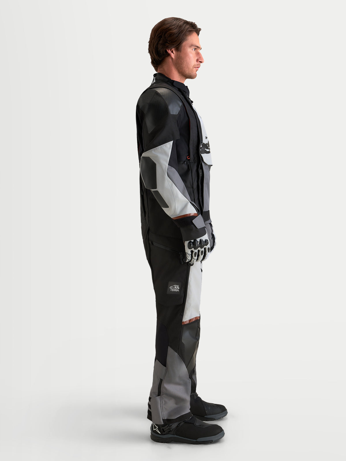 Alpinestars Harok V2 Drystar Jacke, All-Terrain-Abenteuer-Motorradjacke für Herren in Dunkelgrau, Eisgrau und Schwarz, Seitenansicht an einem Model