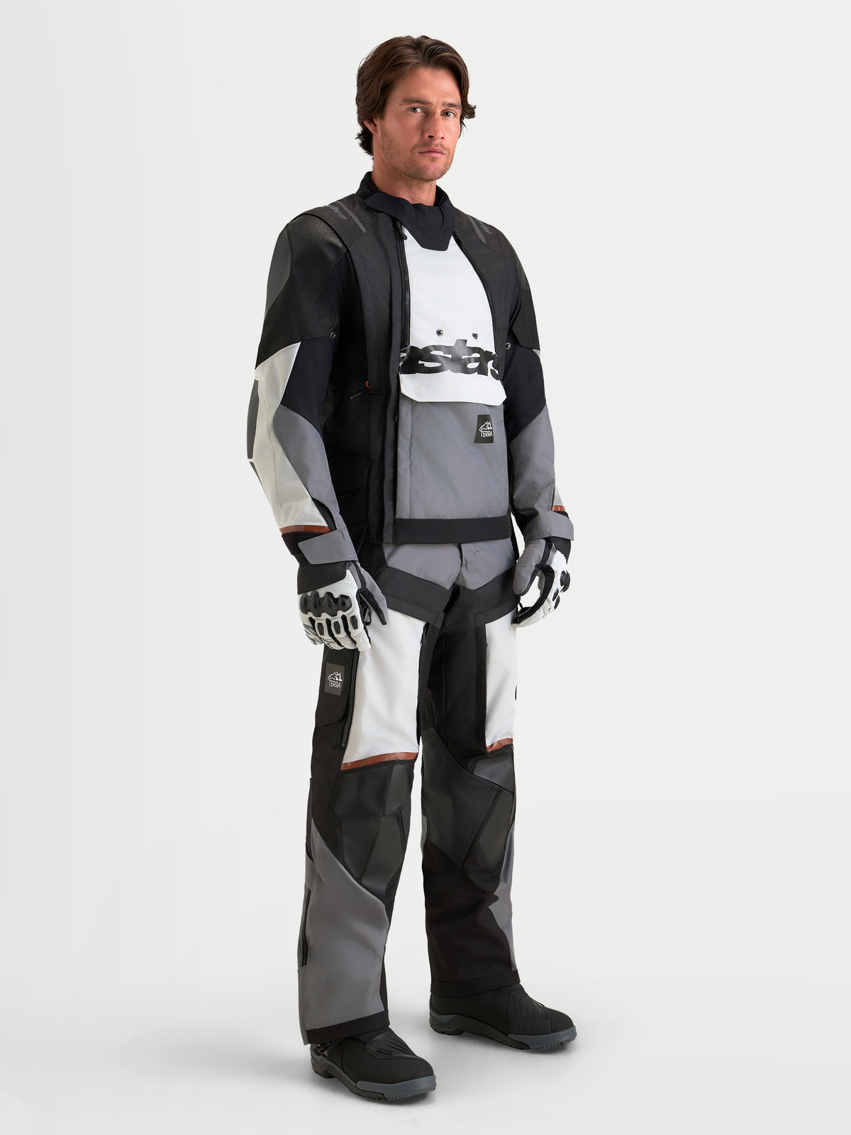 Alpinestars Harok V 2 Drystar Jacke, Herren-Adventure-Motorradjacke in Dunkelgrau, Eisgrau und Schwarz, mit CE-zertifiziertem Schutz und wasserdichter modularer Konstruktion, getragen von einem Model