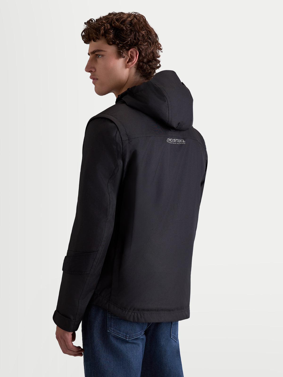 Alpinestars Morfex Parka Wp Jkt Jacken, urbane Herren-Motorradjacke in Schwarz, Rückansicht des Modells mit der Textiljacke und integrierter Kapuze
