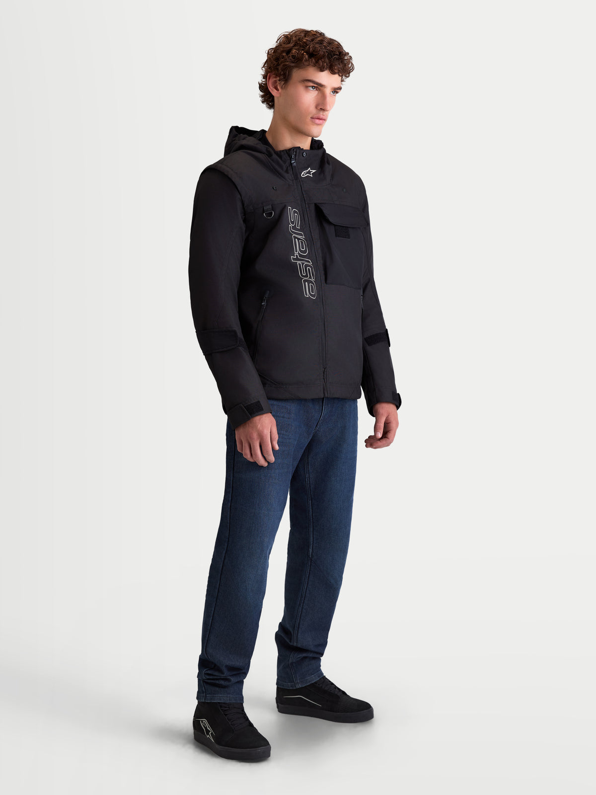 Alpinestars Morfex Parka Wp Jkt, urbane urbane Motorradjacke für Herren in Schwarz, Dreiviertelansicht an einem Model mit modularer Jacke, integrierter Kapuze und Streetwear-Design