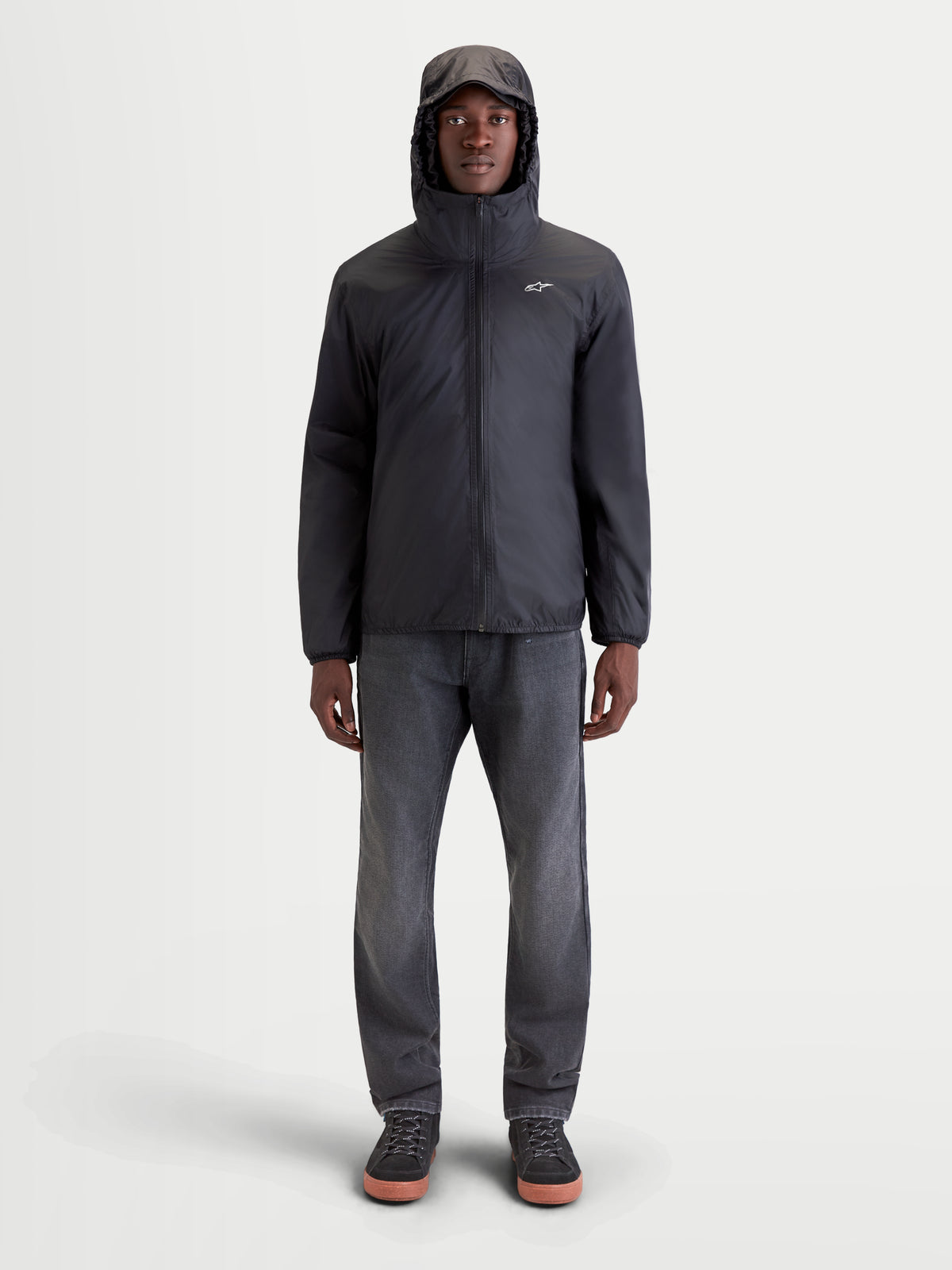 Alpinestars Morfex Parka Wp Jacke, urbane und zeitgenössische Motorradjacke für Herren in Mondgrau und Schwarz, Vorderansicht an einem Model mit der wasserdichten Textiljacke und integrierter Kapuze