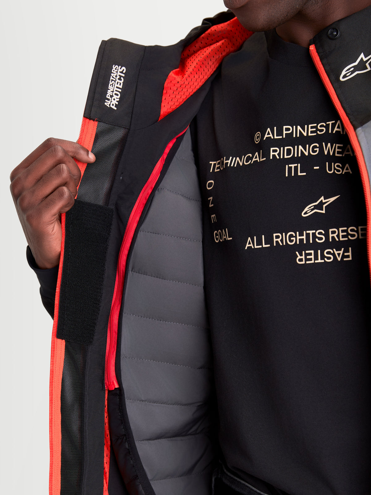 Alpinestars Morfex Parka Wp Jacke, urbane Herren-Motorradjacke in Grau und Schwarz, Nahaufnahme mit Details zum internen Futter und zur modularen Konstruktion an einem Model