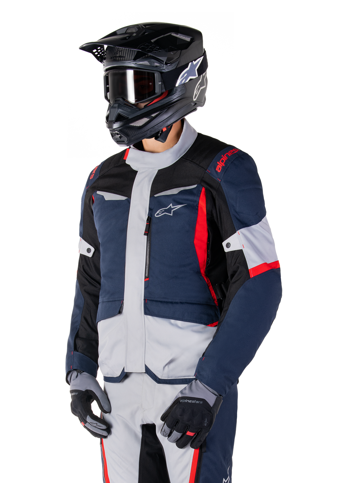 Alpinestars ST-1 Wasserdichte Jacke, Adventure-Tourenmotorradjacke in Dunkelblau, Schwarz und leuchtendem Rot, getragen mit schwarzem Helm und grauen Handschuhen, modernes Design mit funktionellen Taschen und Alpinestars-Branding.