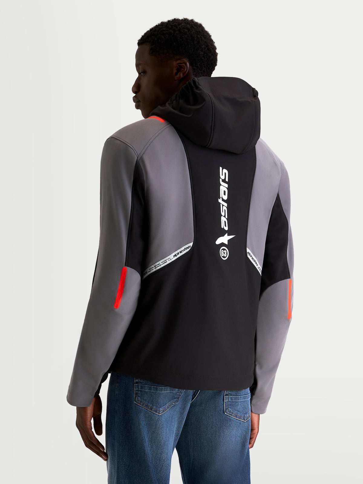 Alpinestars C 5 Drystar Jacke, Herren-Urban-Motorradjacke in Schwarz und Dunkelgrau, Rückansicht am Model mit integrierter Kapuze, großem reflektierendem Alpinestars-Branding auf dem Rücken und wasserdichter Textilkonstruktion