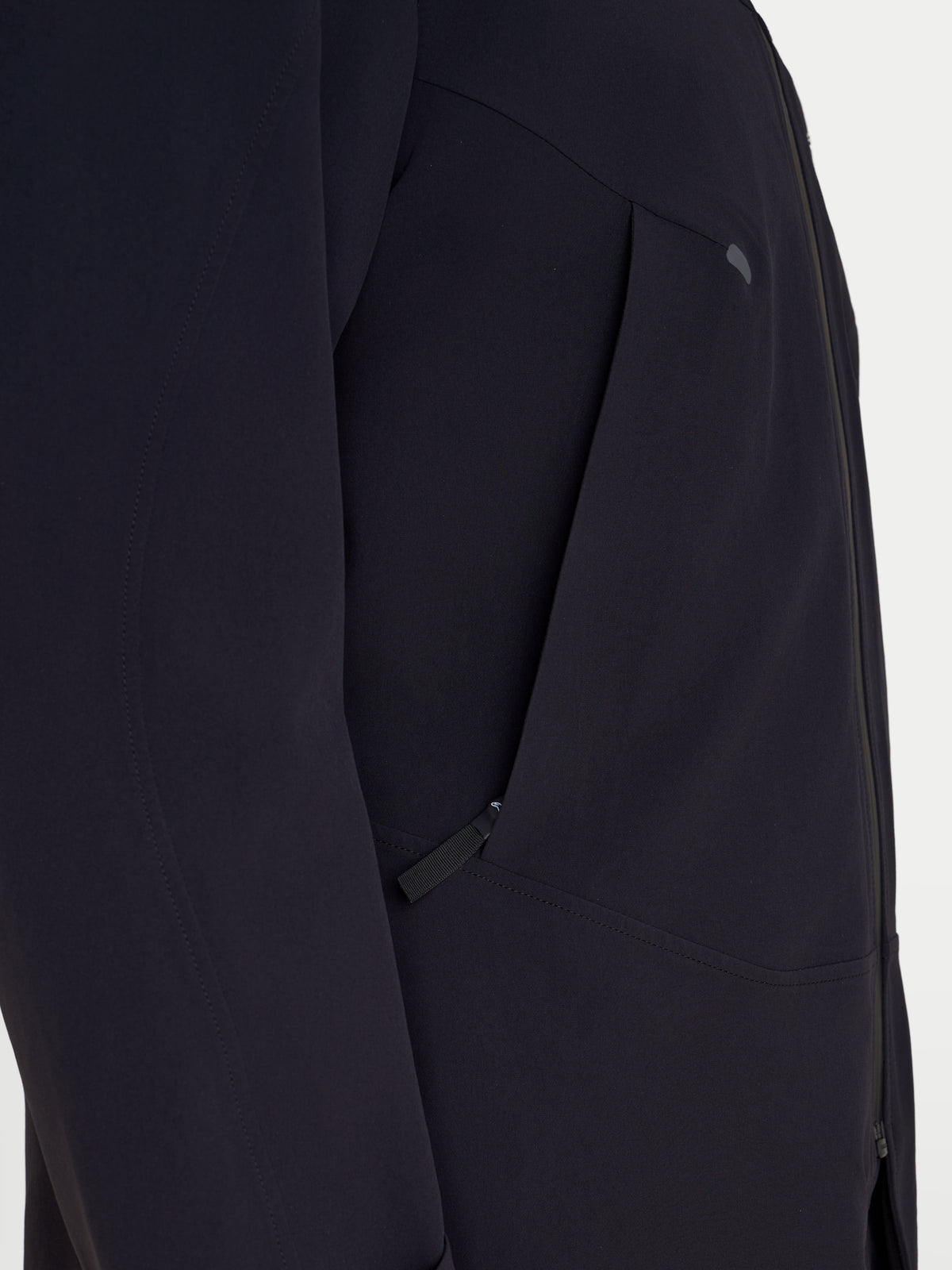Alpinestars C 7 Drystar XF Jacke, urbane Motorradjacke in Schwarz, Nahaufnahme der wasserdichten Textilkonstruktion mit Reißverschlusstasche