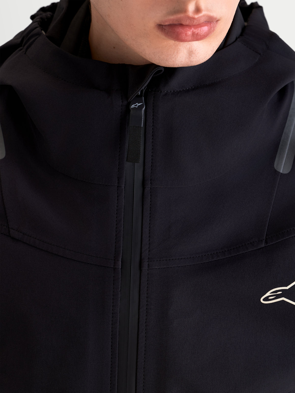 Alpinestars C 7 Drystar XF Jacke, urbane Motorradjacke für Herren in Schwarz, Nahaufnahme mit hochgeschlossenem Kragen und integrierter Kapuze an einem Model