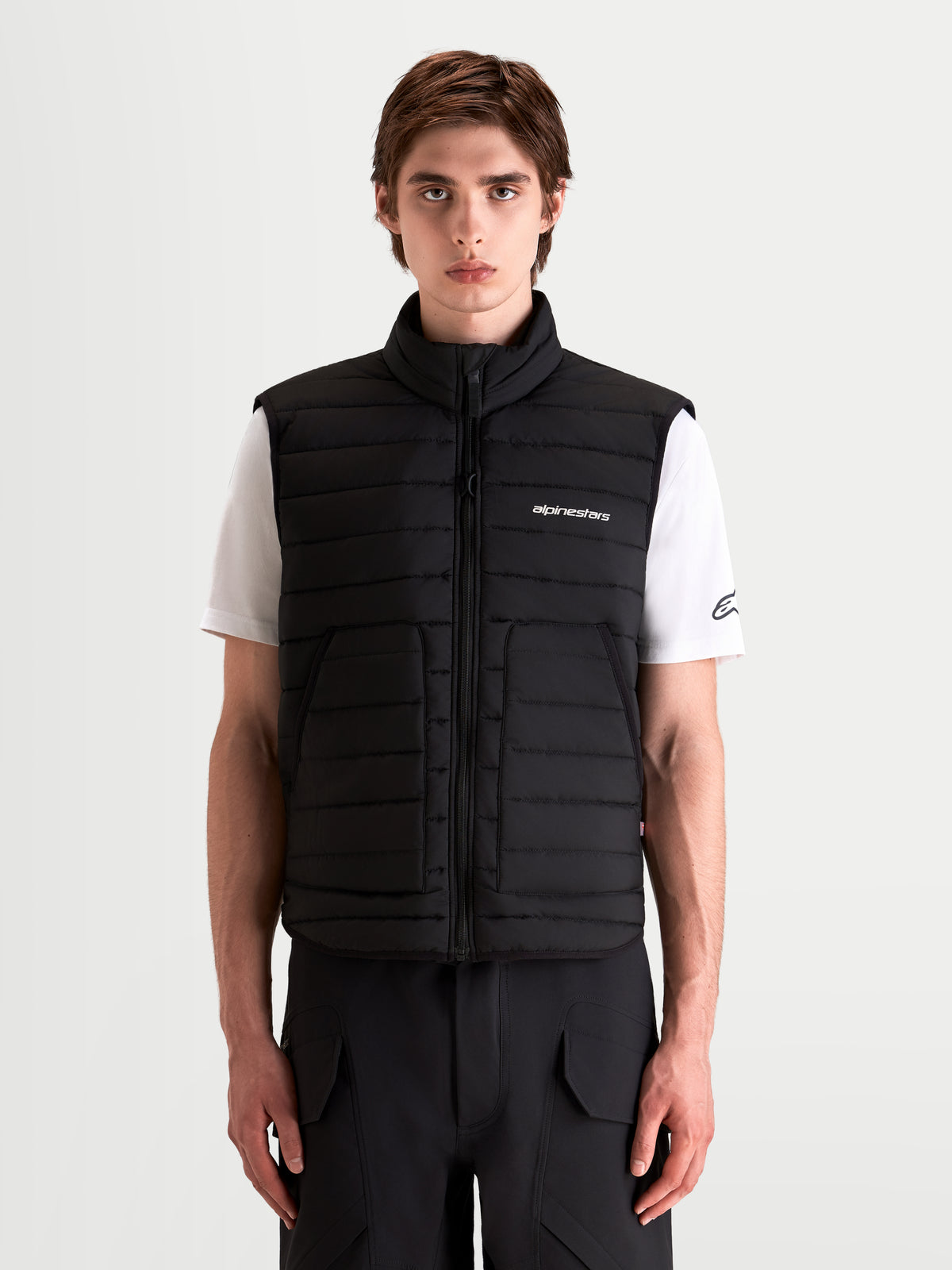 Alpinestars C 7 Drystar XF Jacke, Herren-Motorradjacke in Schwarz, getragen als Thermo-Weste mit Primaloft-Isolierung und Front-Reißverschluss an einem männlichen Model
