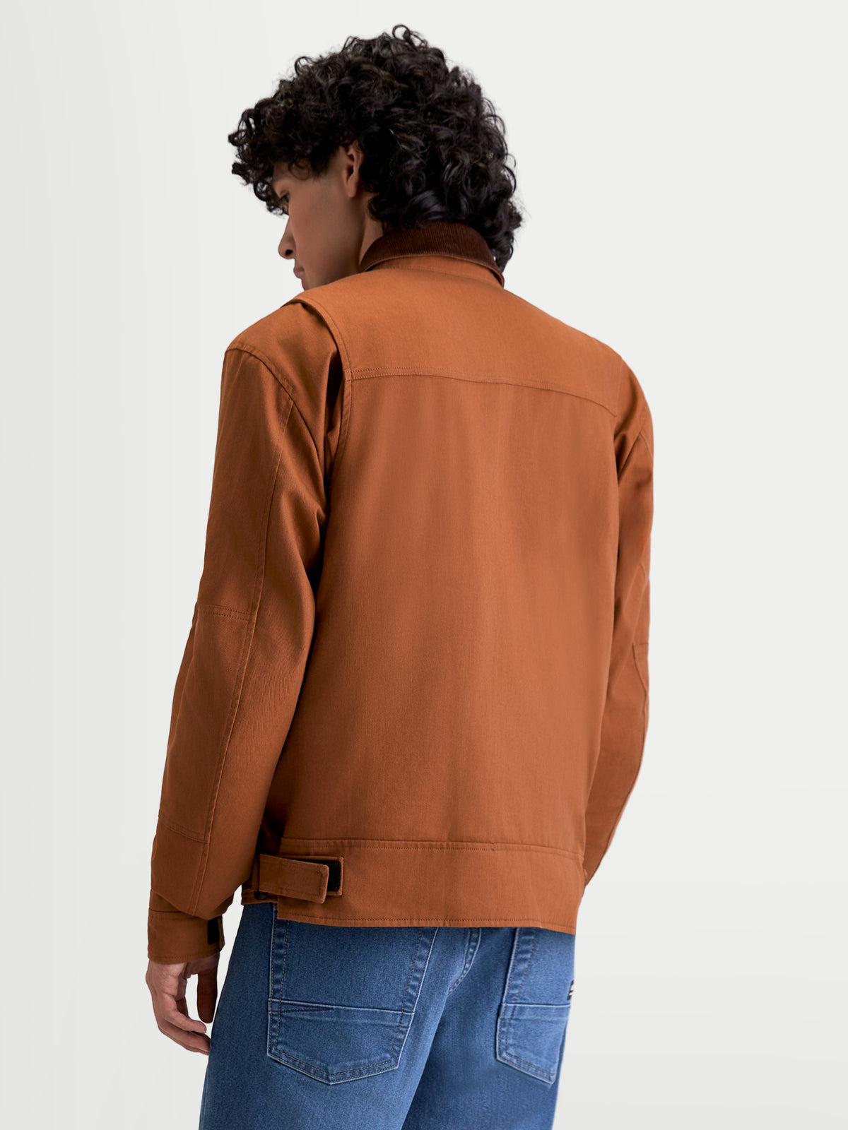 Alpinestars Mustang Wp Jacke, urbane Herren-Motorradjacke in Rostbraun und Dunkelbraun, Rückansicht am Model mit Twill-Konstruktion im Workwear-Stil und Schulterfalten