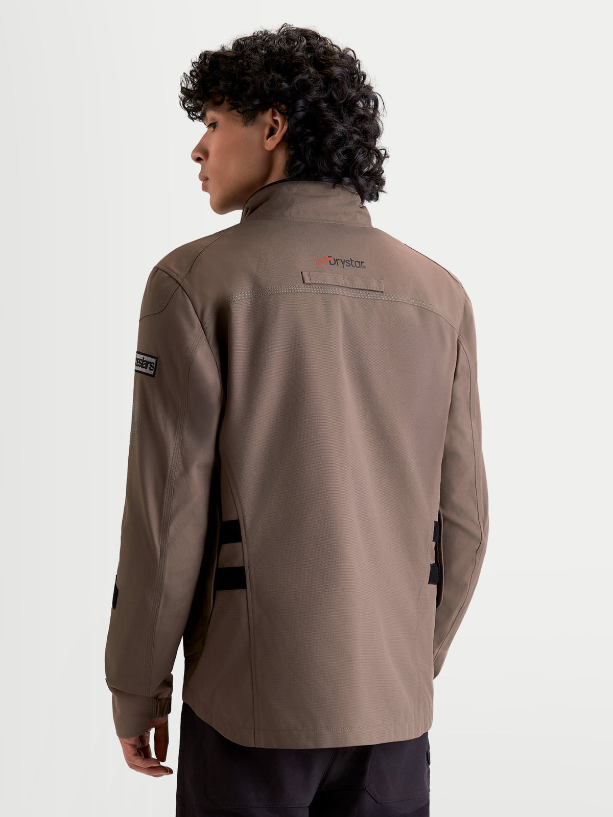 Alpinestars Altan Drystar Jacke, urbane zeitgemäße Motorradjacke für Herren in Walnussbraun und Schwarz, Rückansicht am Model mit Field-Jacket-Silhouette und Drystar-Branding