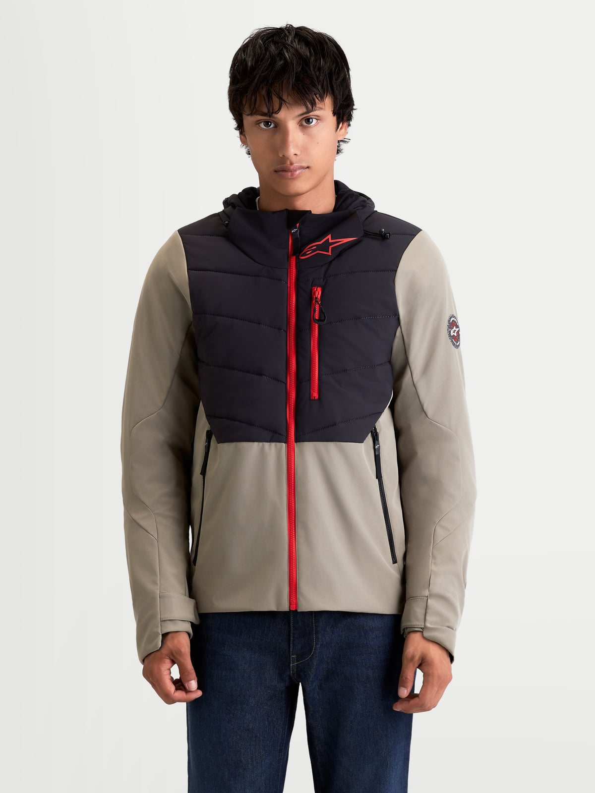 Alpinestars Therma Tech Wp Jacke, urbane Herren-Motorradjacke in Schwarz und Vetiver, Vorderansicht an einem Model mit isolierter Textiljacke mit Kapuze und roten Reißverschluss-Akzenten