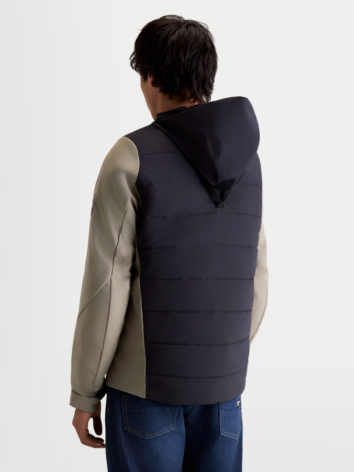 Alpinestars Therma Tech Wp Jacke, urbane Herren-Motorradjacke in Schwarz und Vetiver, Rückansicht mit integriertem Kapuzensystem getragen von einem Model