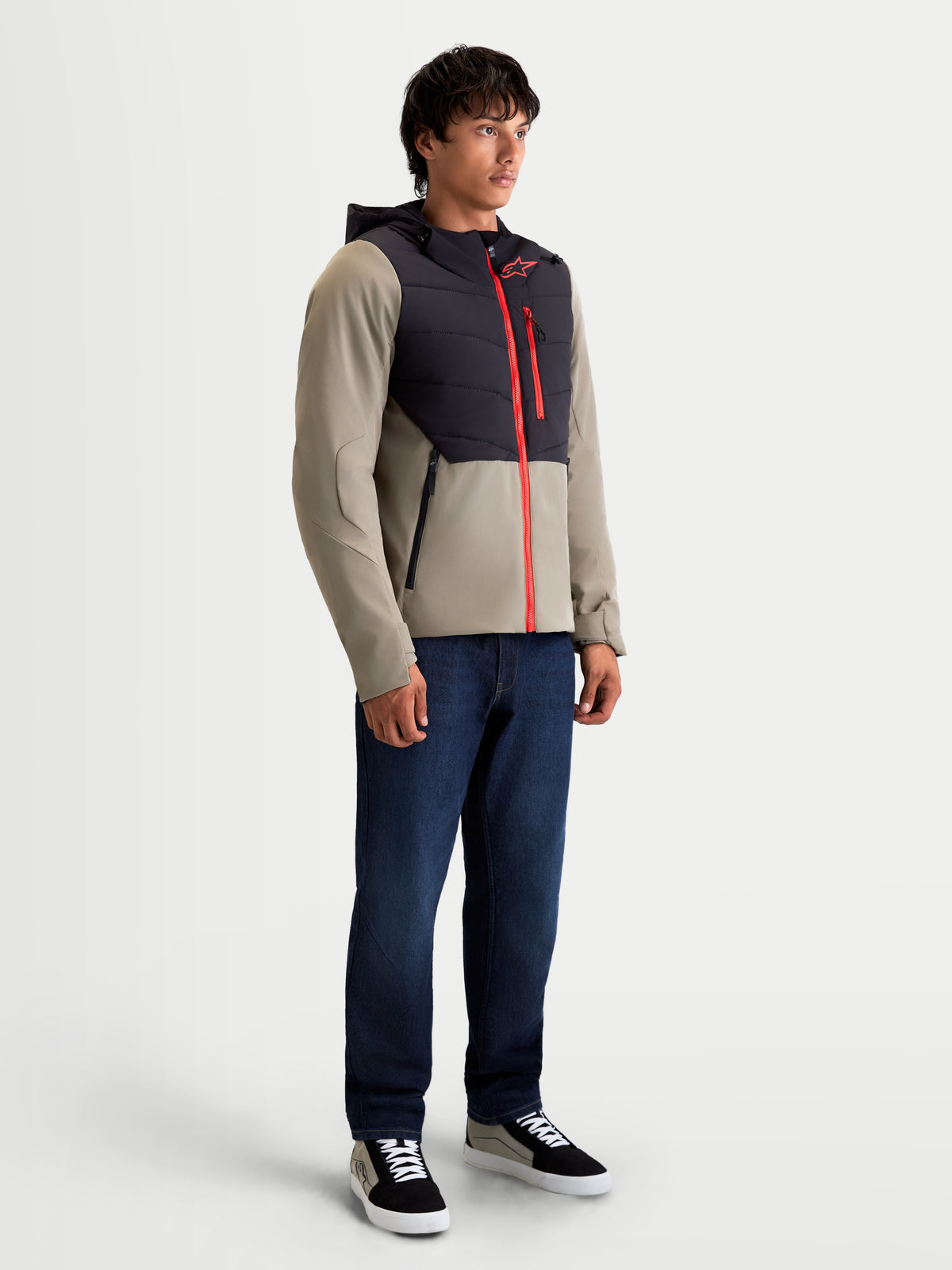 Alpinestars Therma Tech Wp Jacke, urbane Herren-Motorradjacke in Schwarz und Vetiver, Seitenprofil-Ansicht an einem Model, mit verschweißter Daunenkonstruktion und wasserdichter Textil-Performance