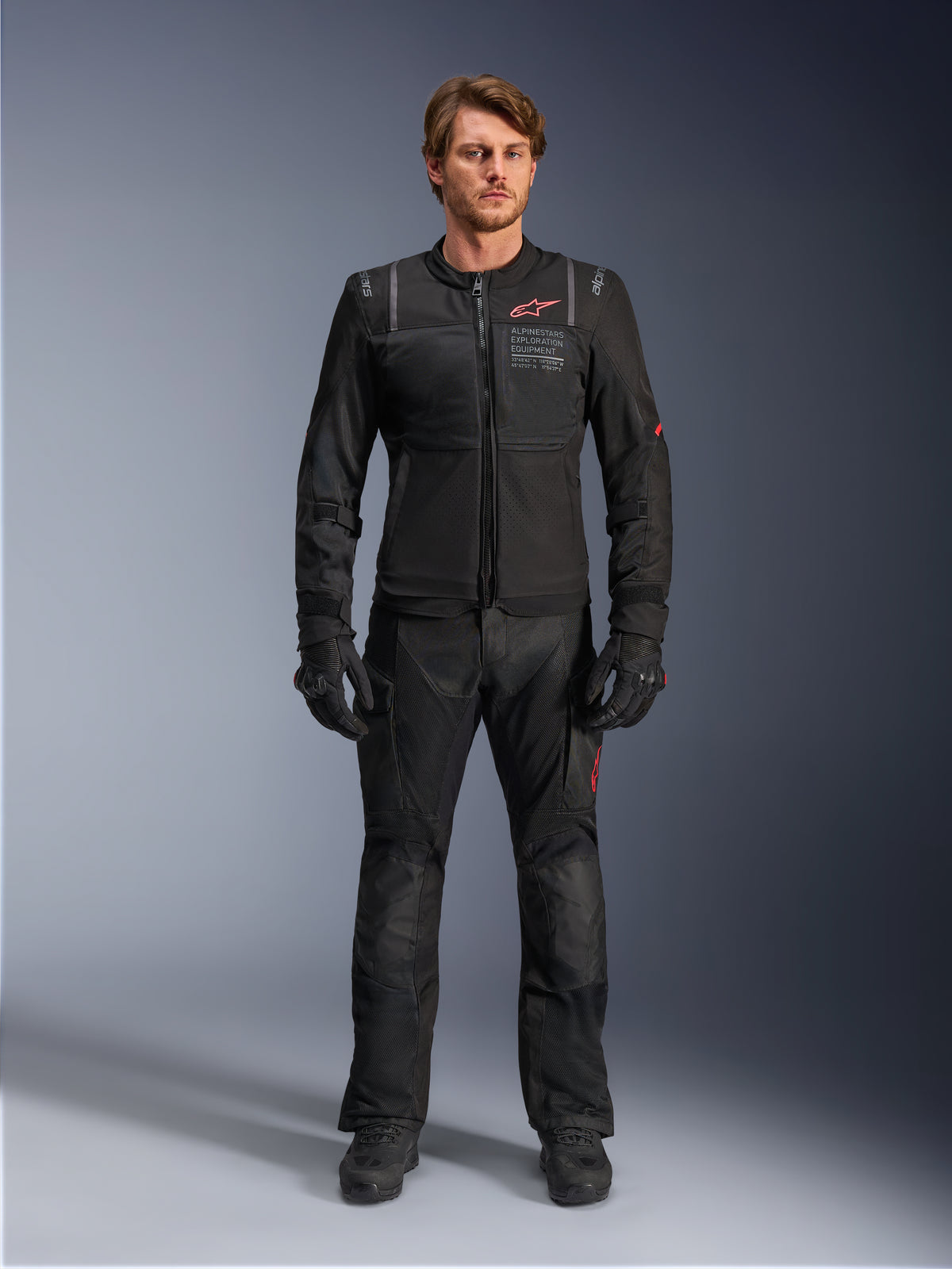 Alpinestars ST-2 Air Jacke, Herren-Motorradjacke für Adventure Touring, Schwarz, Textil mit Mesh-Panels für maximale Belüftung, am Model präsentiert.