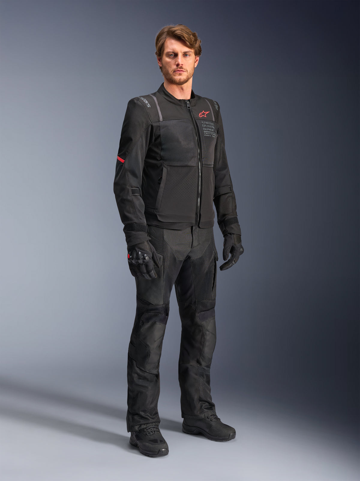 Alpinestars ST-2 Air Jacke, Herren-Adventure-Touring-Motorradjacke, Schwarz, mit belüfteten Mesh-Einsätzen und Textilkonstruktion, getragen von einem Model.