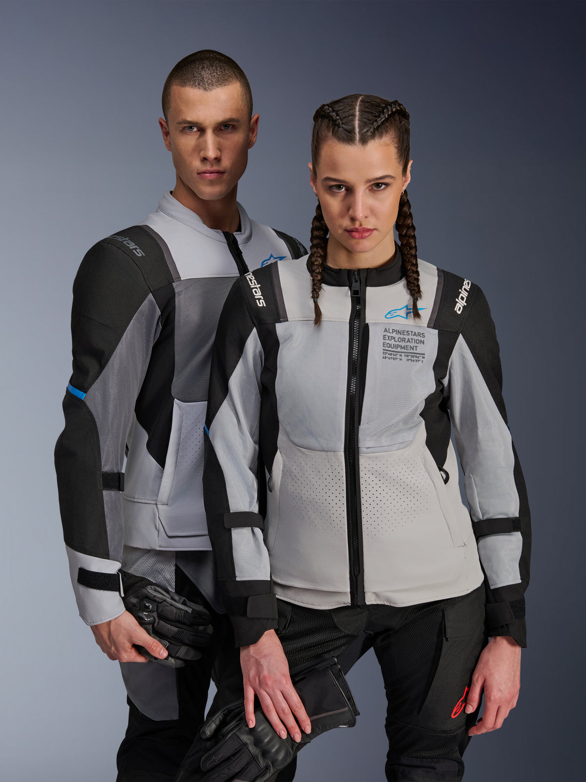Alpinestars ST-2 Air Jacken, Textil-Motorradjacken, Ice Gray Dark Gray Black, Paar trägt passende Adventure-Touring-Ausrüstung mit Mesh-Belüftungseinsätzen und Alpinestars Exploration Equipment Branding, halten Motorradhandschuhe