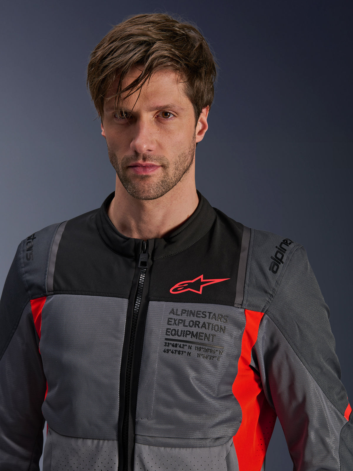 Alpinestars ST-2 Air Jacke, Herren-Touring-Textiljacke, Grau und Rot, Mesh-Belüftung, von einem Model getragen.