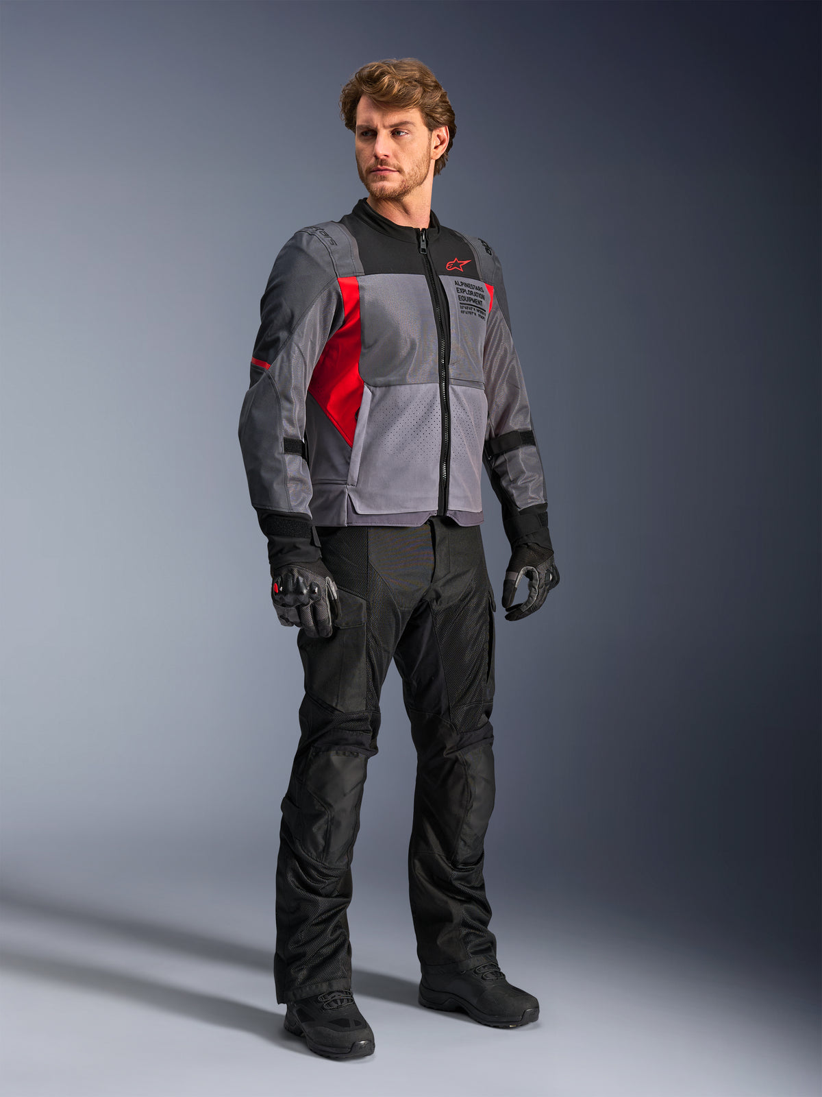 Alpinestars ST-2 Air Jacke, graue und rote Herren-Textil-Motorradjacke mit Mesh-Einsätzen für Adventure-Touring.