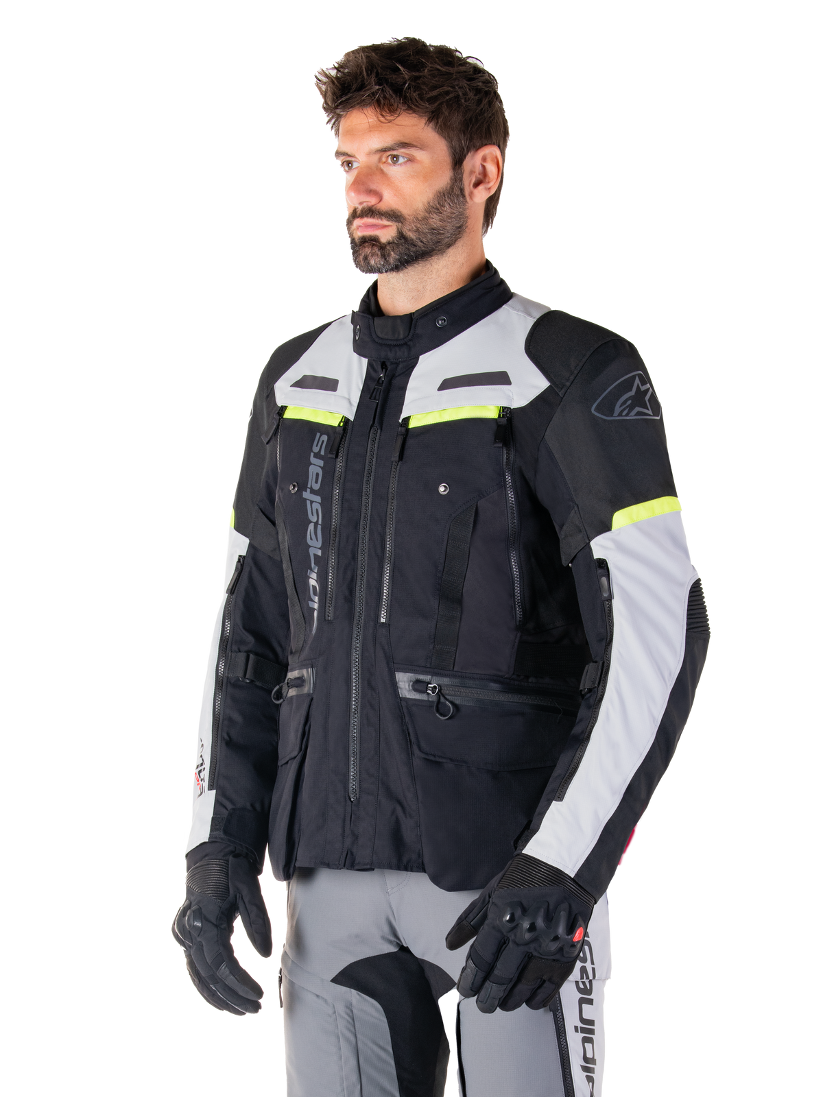 Alpinestars Bogotá Pro Drystar® Jacke, Adventure-Touring-Jacke in Schwarz und Eisgrau mit Akzenten in Gelb Fluo, getragen von einem Mann.
