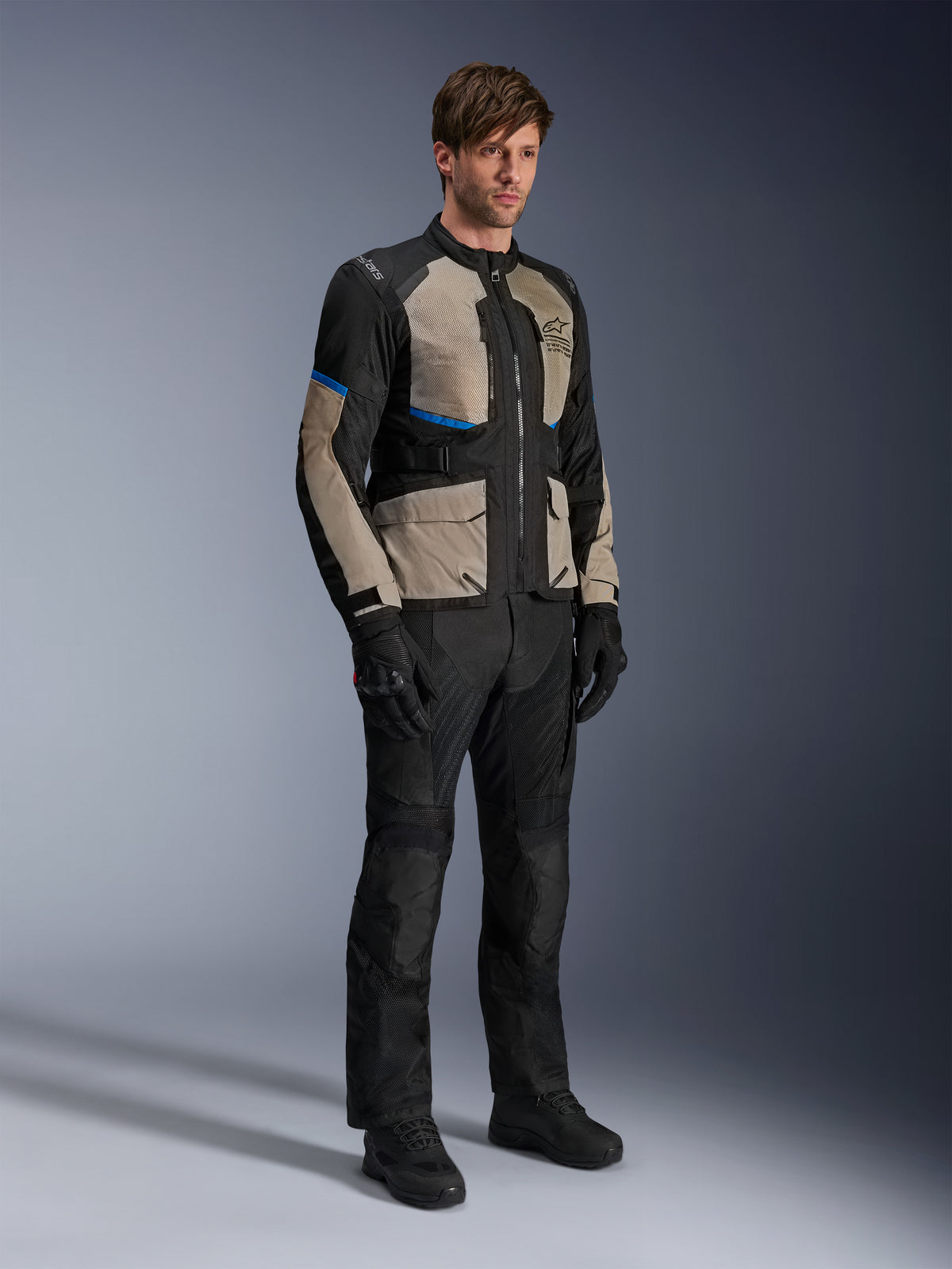 Alpinestars Andes Air Drystar® Jacke, Motorrad-Tourenjacke, Schwarz, Lorbeergrau und Hellblau, getragen mit passender Fahrhose und Handschuhen, mit großflächigen Mesh-Einsätzen für Luftzirkulation und einer straßenorientierten Passform, Adventure-Tourenbekleidung