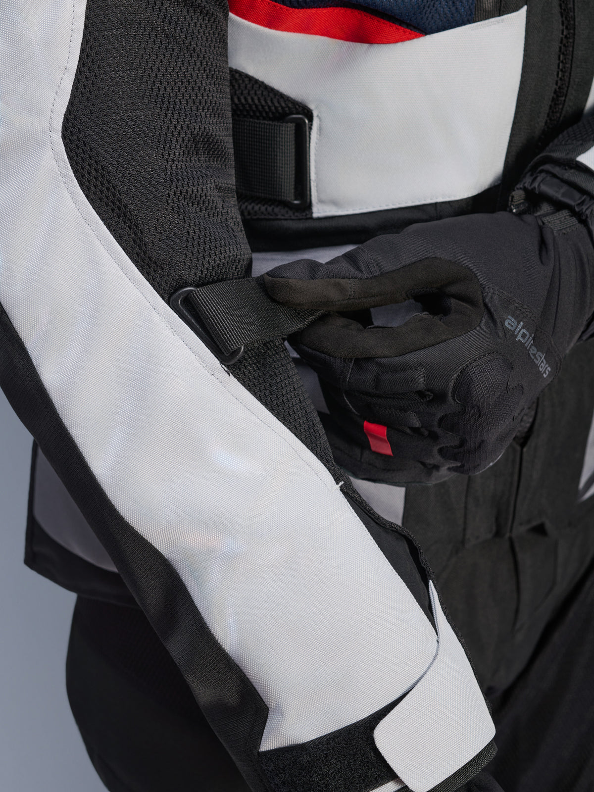 Alpinestars Andes Air Drystar® Jacke in Deep Blue Black Ice Gray, Nahaufnahme des verstellbaren Ärmelriemens und der Mesh-Belüftungseinsätze, strapazierfähige Textilkonstruktion für Adventure-Touring