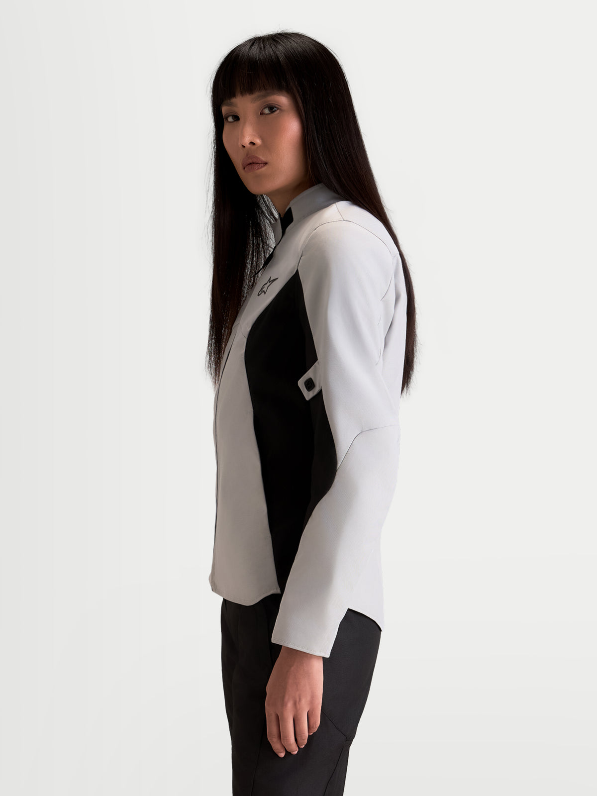 Alpinestars Stella C 1 Waterproof Jacke, Damen-Motorradjacke in Eisgrau und Schwarz, Seitenprofil an einem Model mit Textilkonstruktion und ergonomischem Kragen