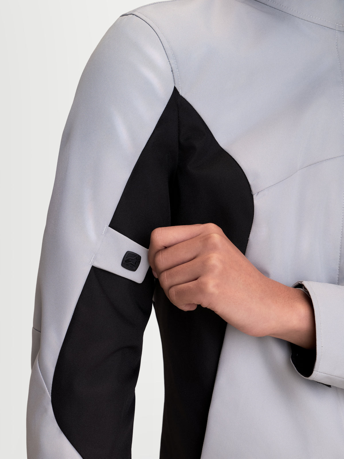 Alpinestars Stella C-1 Waterproof Jacke, Damen-Motorradjacke für die Stadt in Eisgrau und Schwarz, Nahaufnahme des Ärmelverstellriemens und der ergonomischen Ärmelkonstruktion