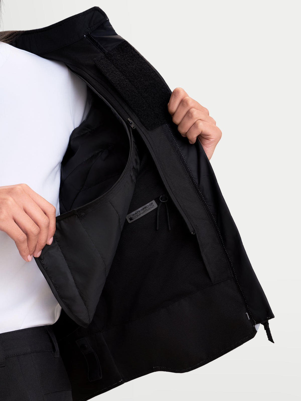 Alpinestars Stella C 1 Waterproof Jacke, Damen-Motorradjacke in Eisgrau und Schwarz, Nahaufnahme mit internem wasserdichten Fach und herausnehmbarer Thermoweste