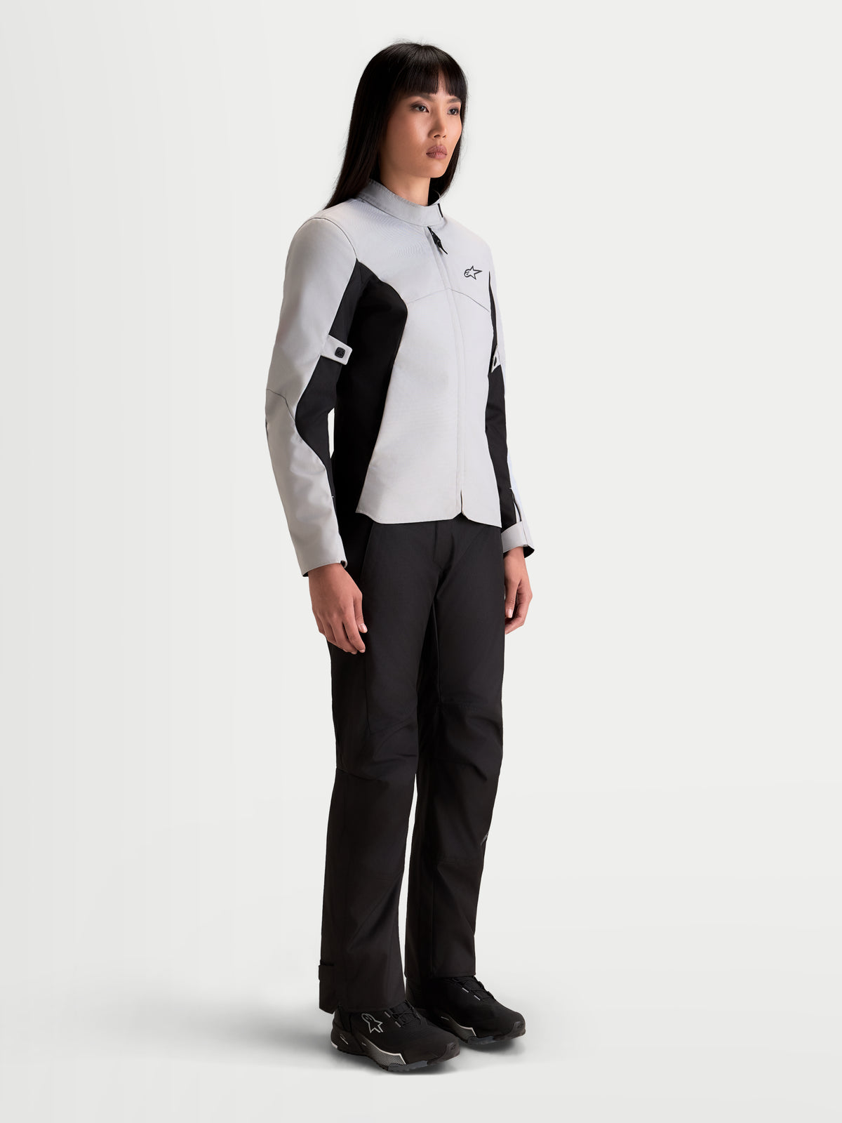 Alpinestars Stella C 1 Waterproof Jacke, Damen-Motorradjacke für die Stadt in Eisgrau und Schwarz, getragen von einem Model zur Veranschaulichung der wasserdichten Pendler-Passform und der weichen Kragenkonstruktion