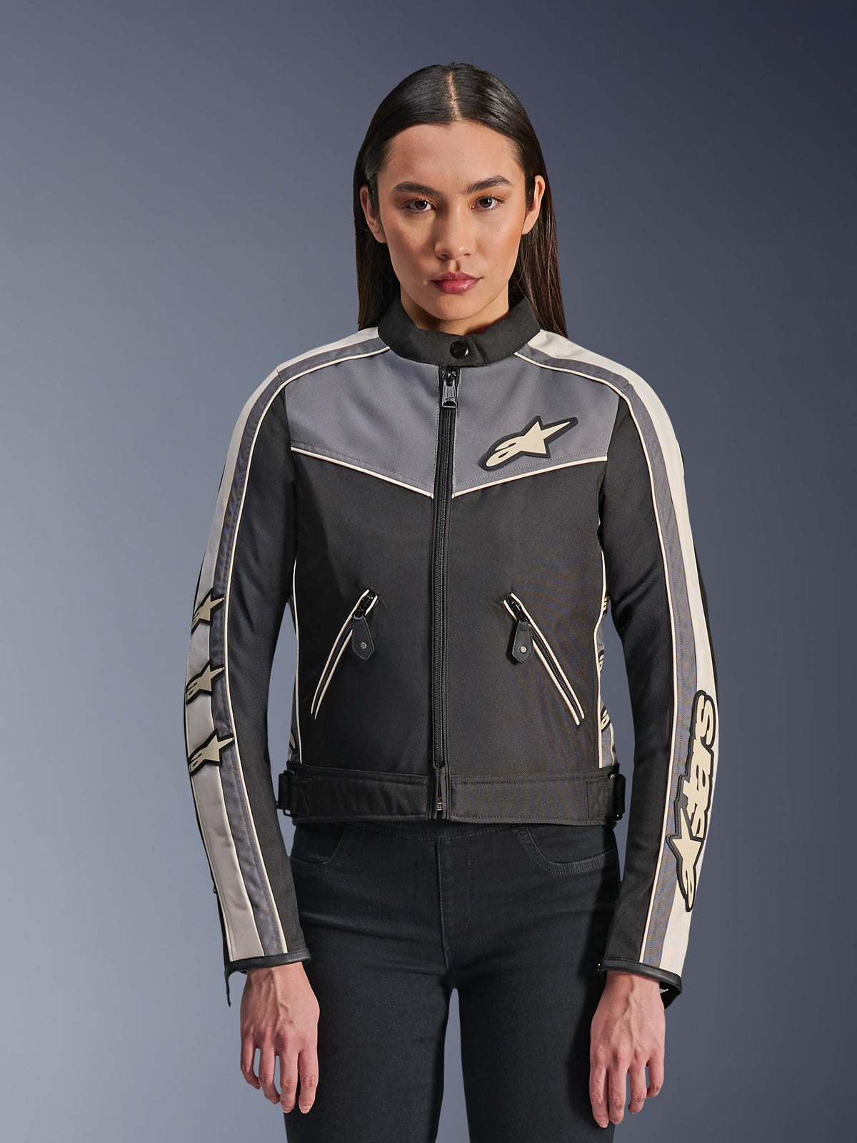 Alpinestars Stella T-Dyno WR Jacke, Damen-Textil-Motorradjacke, Schwarz mit dunkelgrauen und ecrufarbenen Akzenten, vintage-inspirierter Biker-Schnitt, Reißverschluss vorne und an den Taschen, mit Alpinestars-Branding und Stern-Logos auf den Ärmeln, schützende Straßenausrüstung