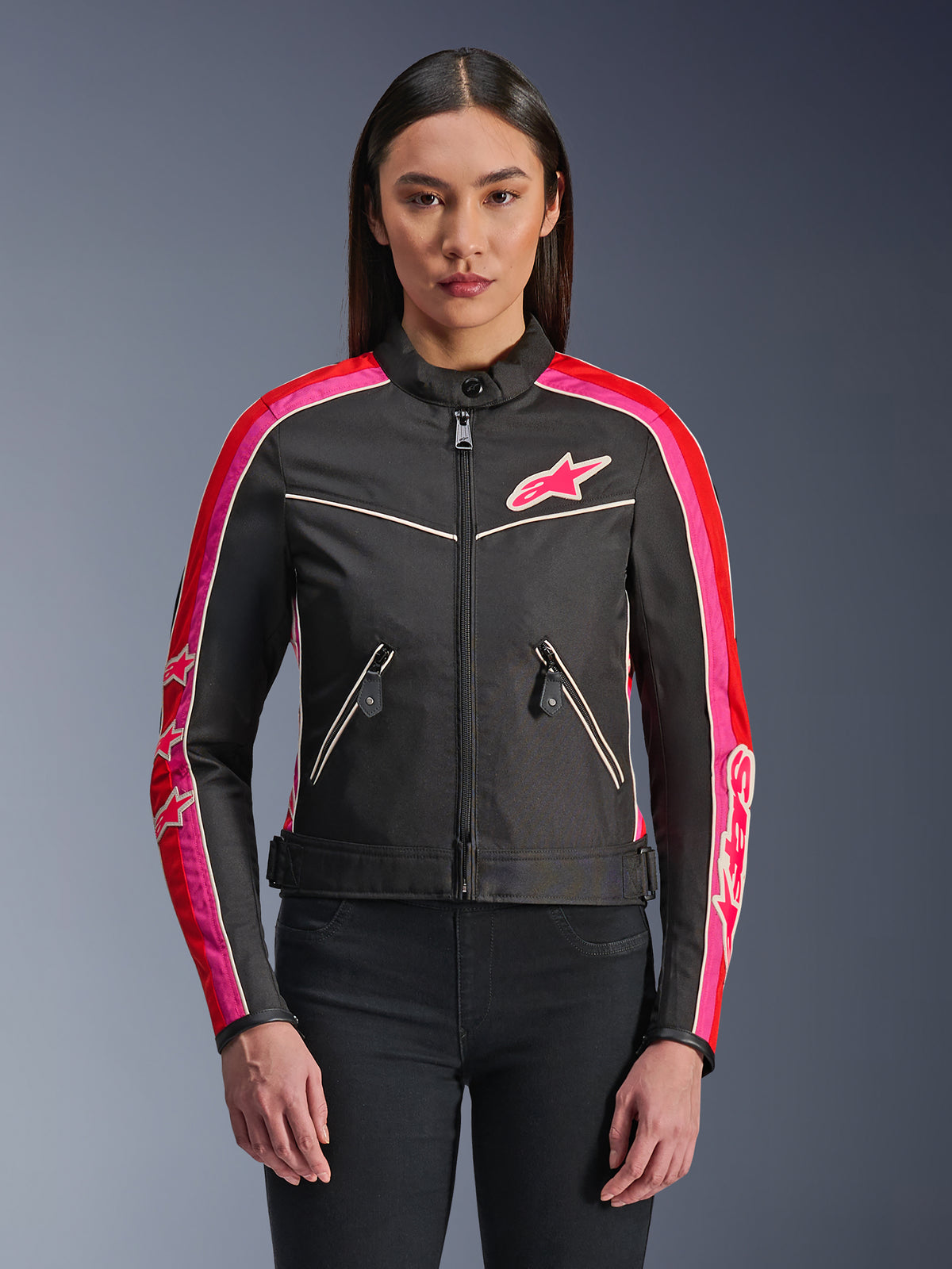 Alpinestars Stella T-Dyno WR Jacke, Damen-Textil-Motorradjacke, Schwarz mit Akzenten in leuchtendem Rot und Fuchsia, fuchsiafarbene Streifen und Sternlogos auf Ärmeln und Brust, Reißverschlusstaschen, vintage-inspirierter Biker-Schnitt