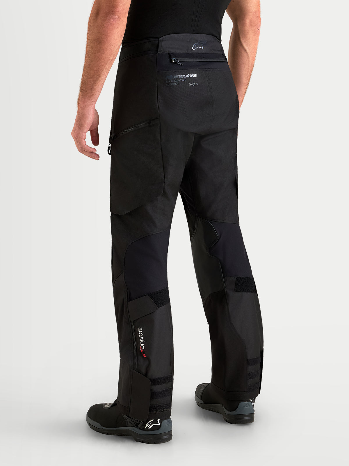 Alpinestars Harok V2 Drystar Hose, schwarze Adventure-Motorradhose für Herren, Rückansicht mit strapazierfähiger Ripstop-Konstruktion, Drystar-Branding am Unterschenkel und Über-dem-Stiefel-Design