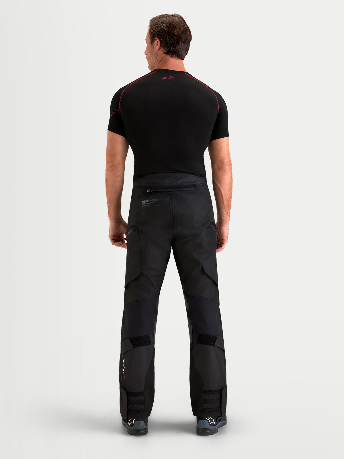 Alpinestars Harok V 2 Drystar Hose, Adventure-Motorradhose für Herren, schwarze Textilhose mit Ripstop-Konstruktion und Rückansicht am Model