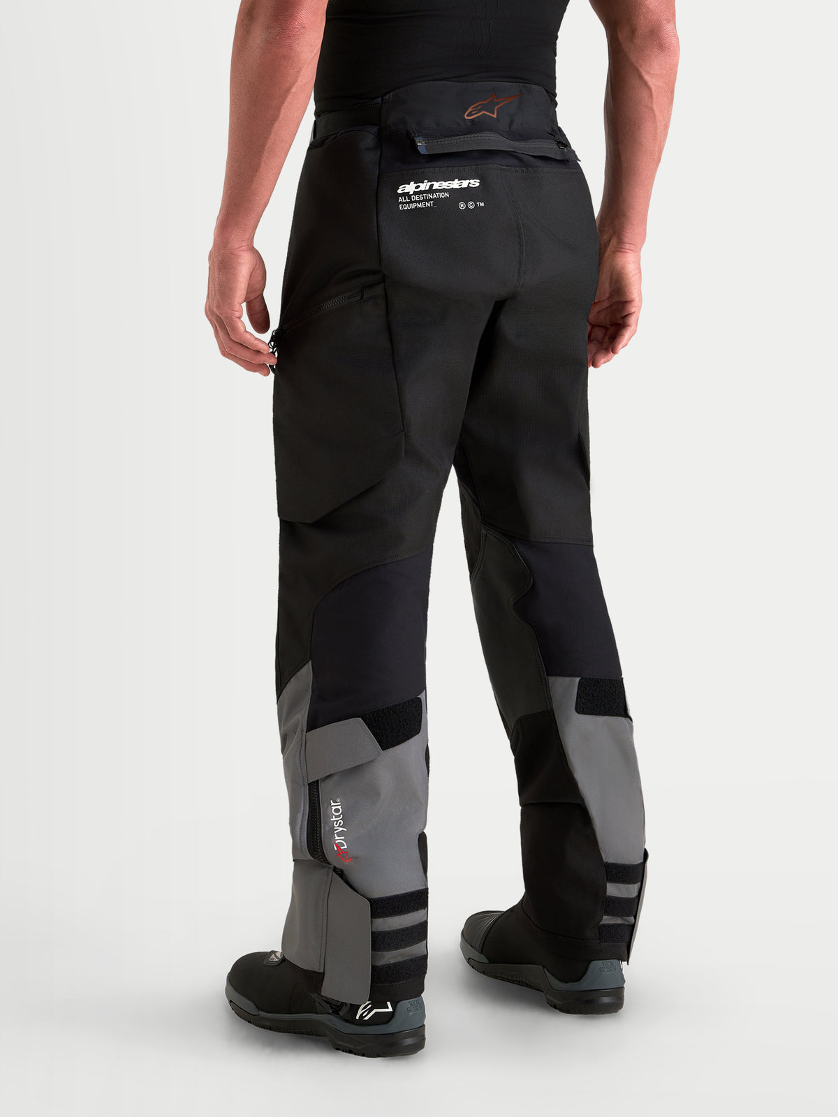Alpinestars Harok V2 Drystar Hose, Herren-Adventure-Motorradhose in Dunkelgrau und Schwarz, Ripstop-Konstruktion, wasserdichte Drystar-Membran, Over-the-Boot-Design, Rückansicht