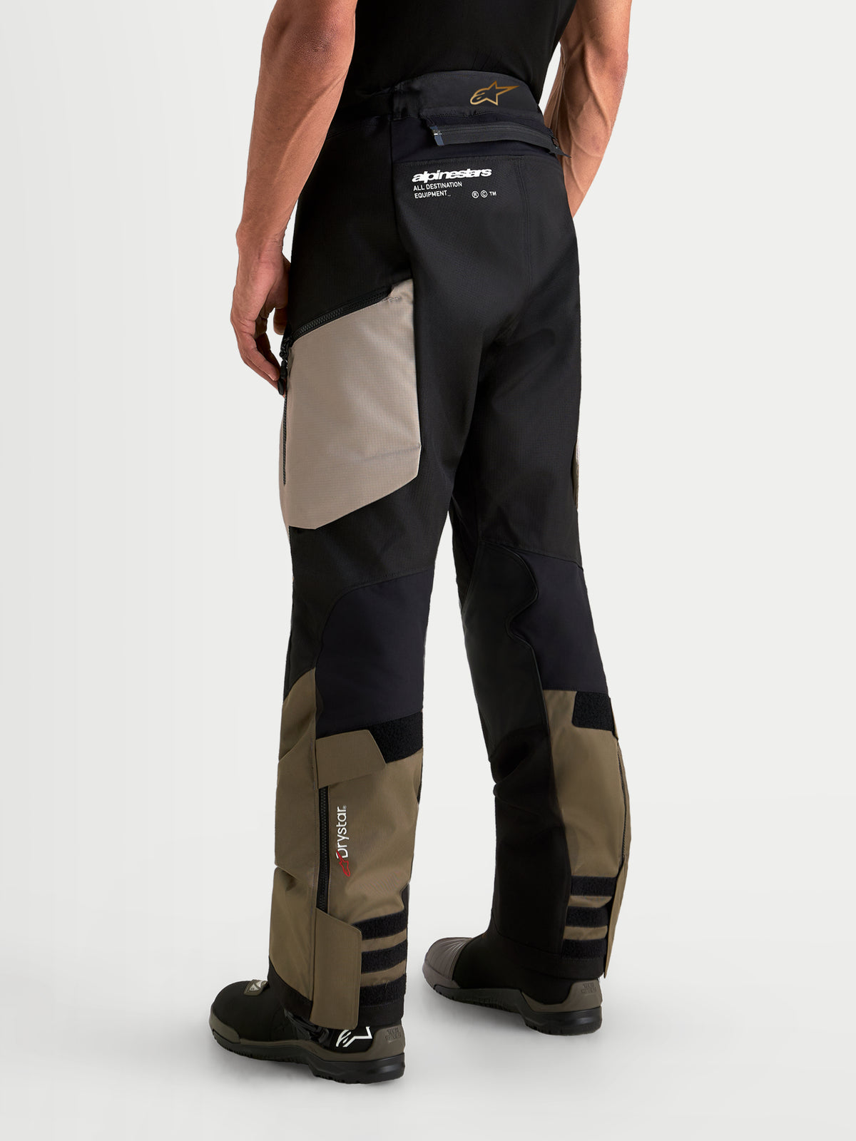 Alpinestars Harok V 2 Drystar Hose, Herren-Adventure-Motorradhose in Aluminium, Walnut und Schwarz, Rückansicht mit strapazierfähiger Ripstop-Konstruktion und Drystar-Branding