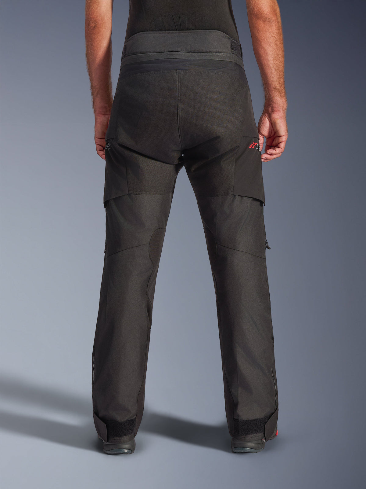 Alpinestars Andes V4 Drystar® Hose - Lang, schwarze Adventure-Motorradhose, Rückansicht, mit verstärkten Gesäßpaneelen, rotem Astar-Logo und verstellbaren Knöchelriemen für eine sichere Passform.