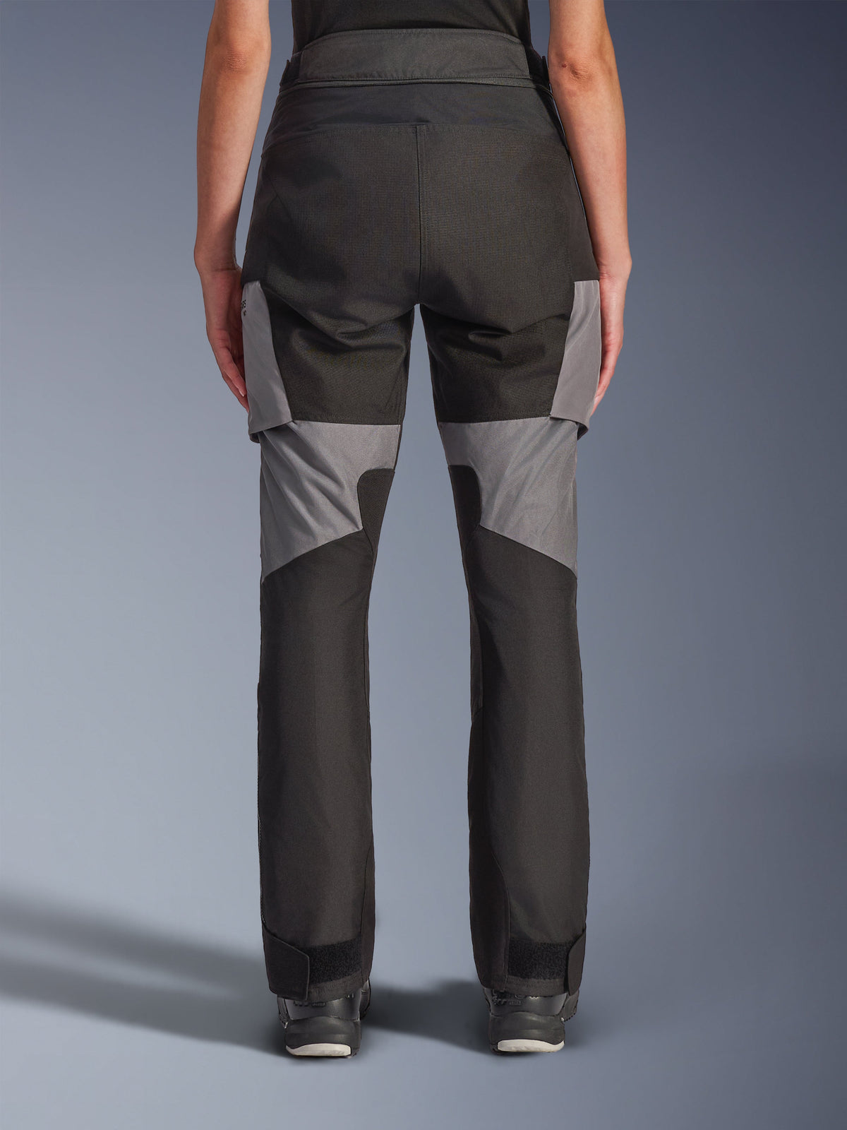 Alpinestars Stella Andes V4 Drystar® Hose, Damen-Motorradhose, Schwarz und Dunkelgrau, Rückansicht mit strapazierfähiger Textilkonstruktion, graue Einsätze an den Oberschenkeln und Unterschenkeln, entwickelt für Adventure- und Straßenfahrten.