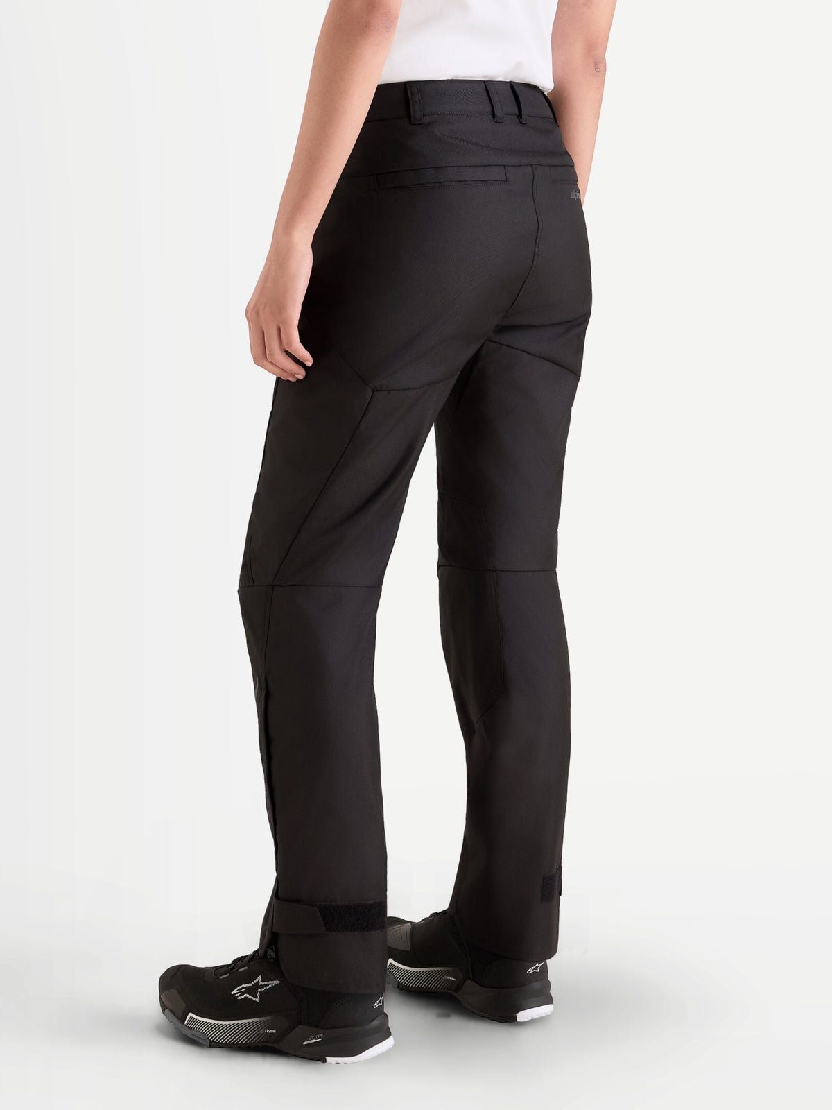 Alpinestars Stella C 1 Waterproof Hose, urbane Damen-Motorradhose in Schwarz, Rückansicht des Modells mit strapazierfähiger Polyfabric-Konstruktion, Gürtelschlaufen und gerade geschnittener Passform