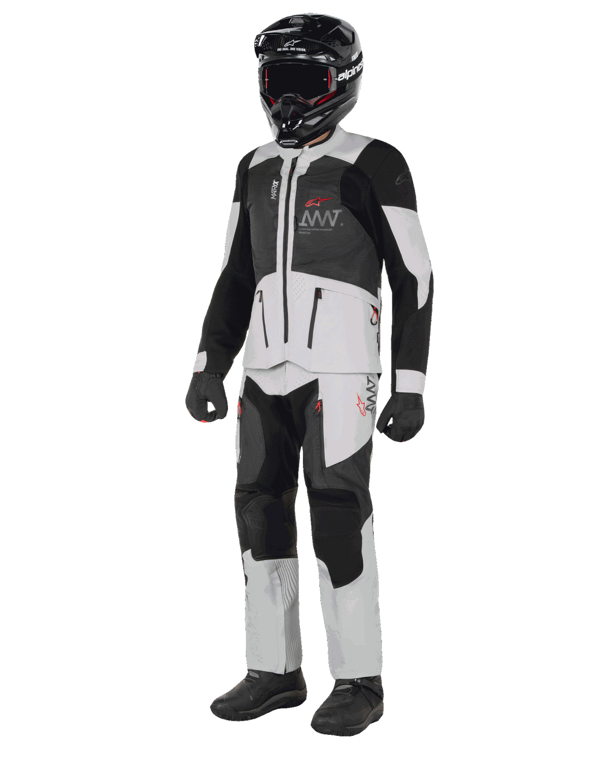 Alpinestars AMT-7 Air Jacke, Weiß und Dark Shadow, Adventure-Motorradjacke mit MATRYX-Belüftungspanelen, getragen mit passender Hose, schwarzem Helm und Handschuhen, Ganzkörperansicht professioneller Motorradausrüstung.