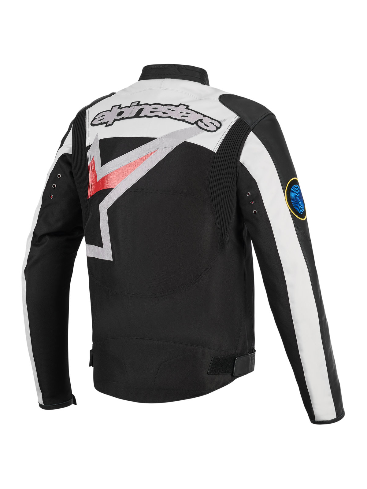 Alpinestars Axton Jacke, Motorradjacke, Schwarz, Off-White und Bright Red, Rückansicht mit großem, umlaufendem Alpinestars-Logo, Akkordeon-Stretcheinsätzen an den Schultern und Metallösen-Details, Vintage-inspirierte Rennsport-Ästhetik.