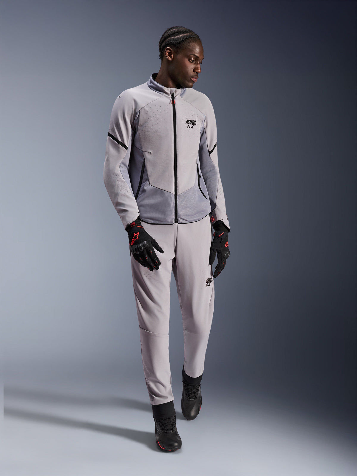 Alpinestars Aeroshell Airflow Jacke, Mid Gray Anthracite, Textil-Motorradjacke mit Laserperforationen und Mesh-Einsätzen, getragen mit passender Hose und schwarzem Fahrzubehör, leichtes und sportliches Design für Performance bei warmem Wetter