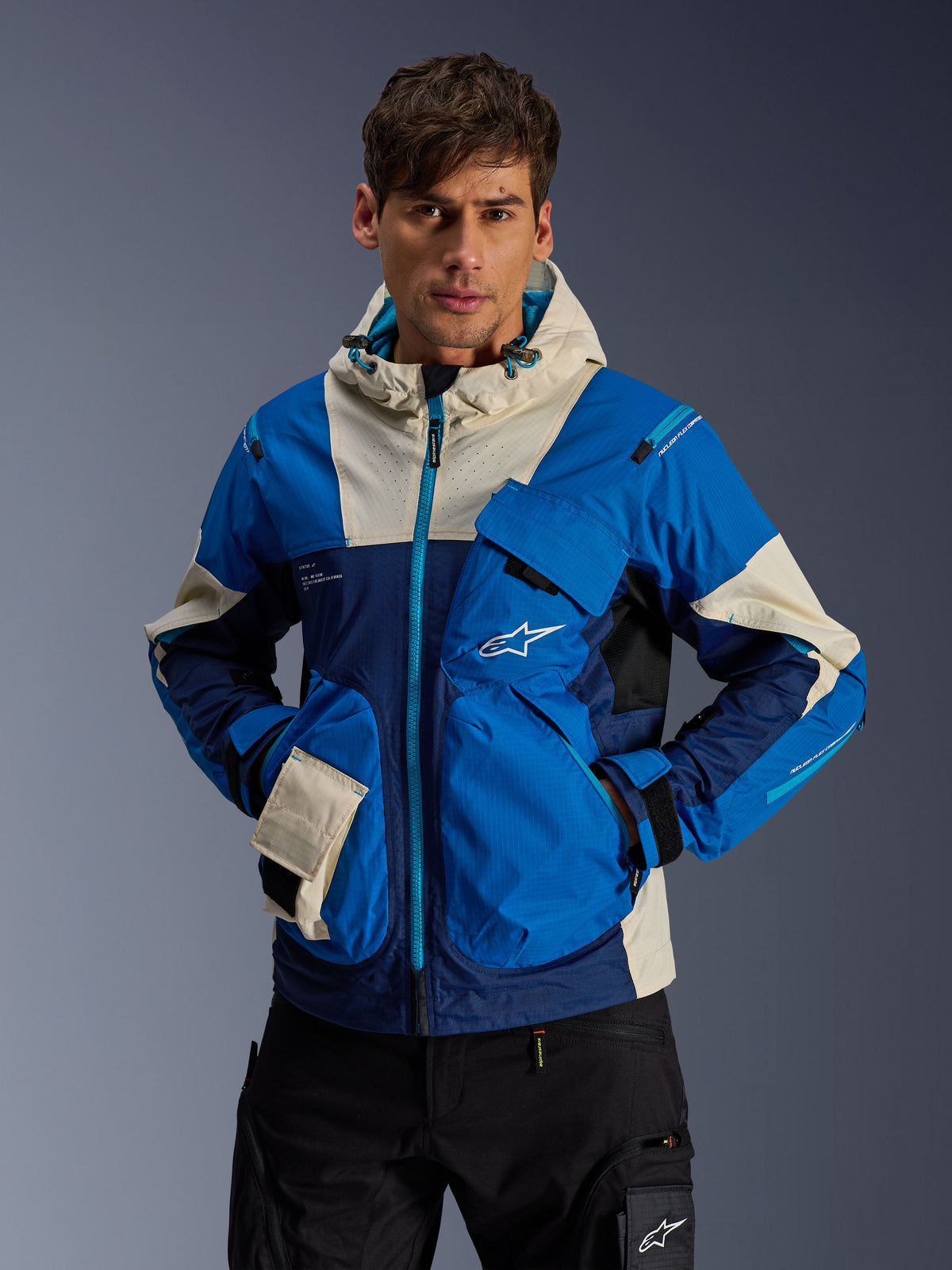 Alpinestars Mogress Air Jacke, urbane Herren-Motorradjacke, Blau und Dunkelblau, technisches Ripstop-Gewebe, am Model.