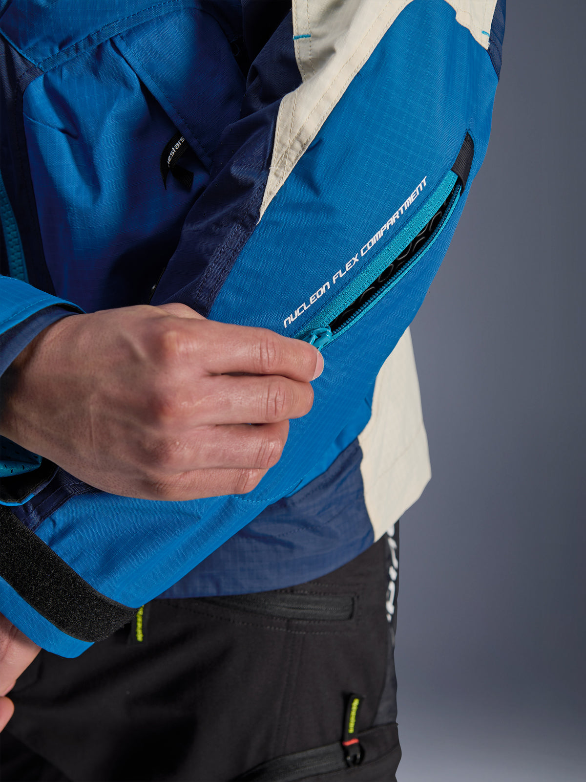 Alpinestars Mogress Air Jacke, Urban Motorradjacke, Blau und Almond, Nucleon Flex Protektorenfach am Ärmel, Ripstop-Gewebe