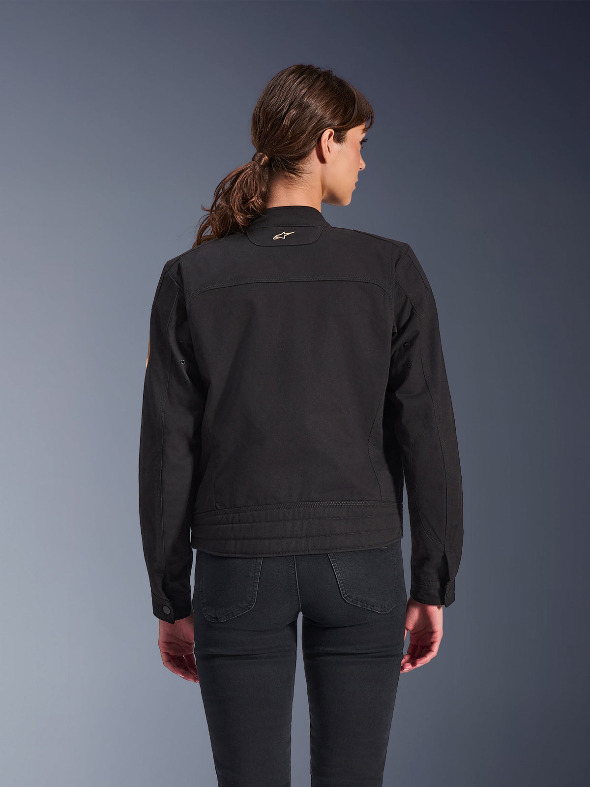 Alpinestars Stella Grace Damenjacke, Schwarz, Rückansicht, urbane Motorradjacke mit klassischer Workwear-Ästhetik, Textilkonstruktion aus Polybaumwoll-Twill, kombiniert mit schwarzer Jeans